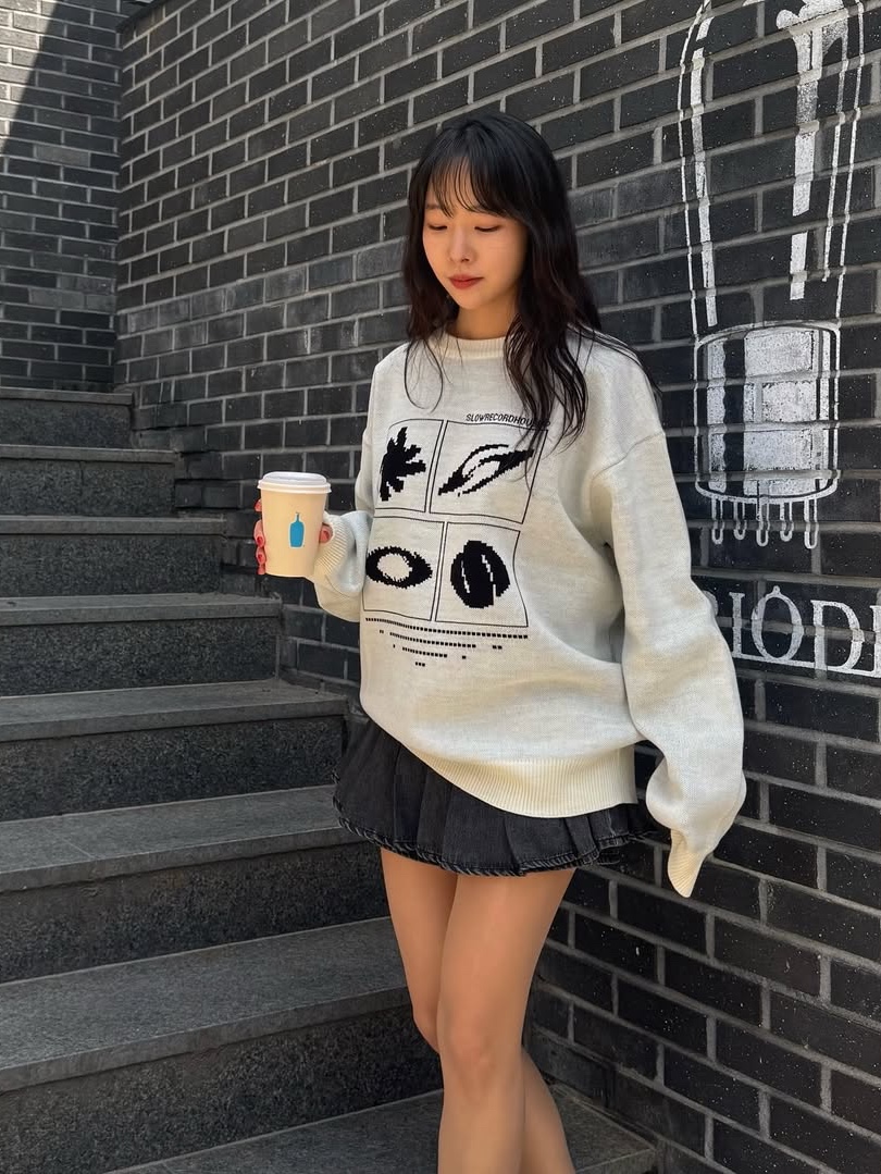 SLOW RECORD HOUSE Universe Logo Knit Ivory 착용 스타일 - 5