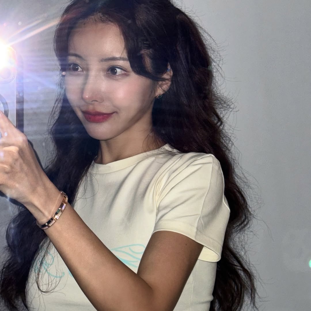 THIS IS FINE Cropped Signature Tee Cream 착용 스타일 - 5