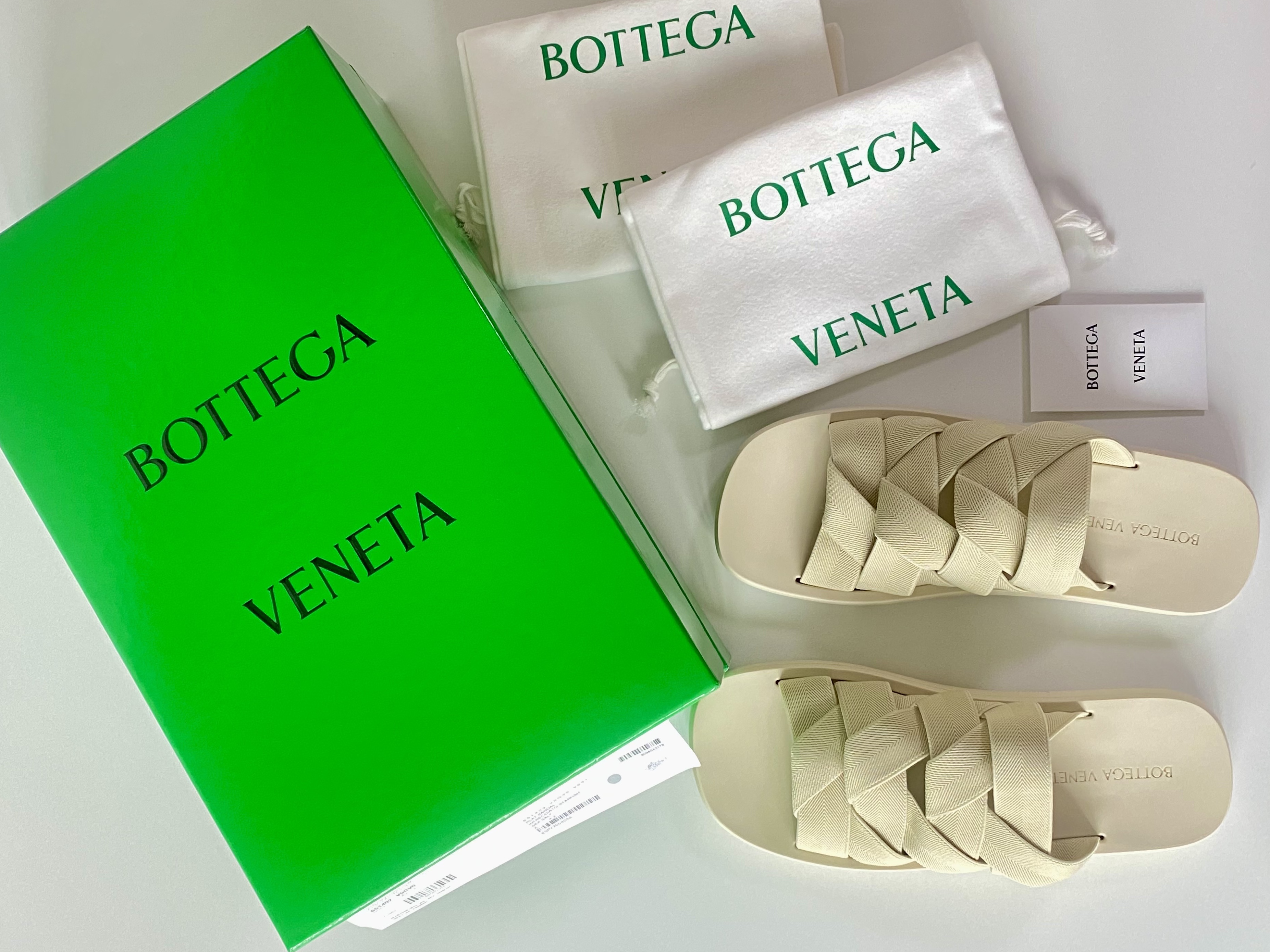 Bottega Veneta Plat Mule Sea Salt, Bottega Veneta Plat Mule Black 착용 스타일 - 2