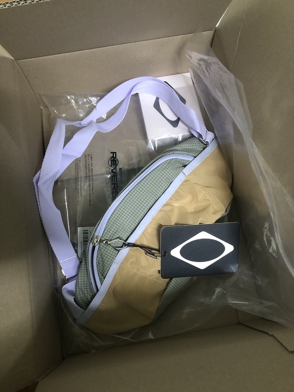 Mischief Mountain Baguette Bag Light Grey Beige 착용 스타일 - 1