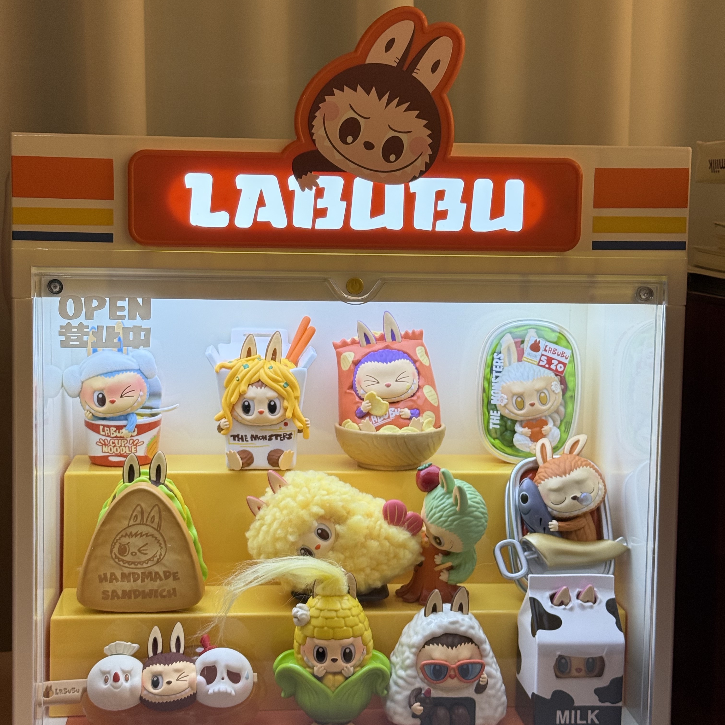 Pop Mart Labubu The Monsters Wacky Mart Series Display Container, Pop Mart Labubu The Monsters Wacky Mart Series Figures (12 Blind Boxes) 착용 스타일 - 2
