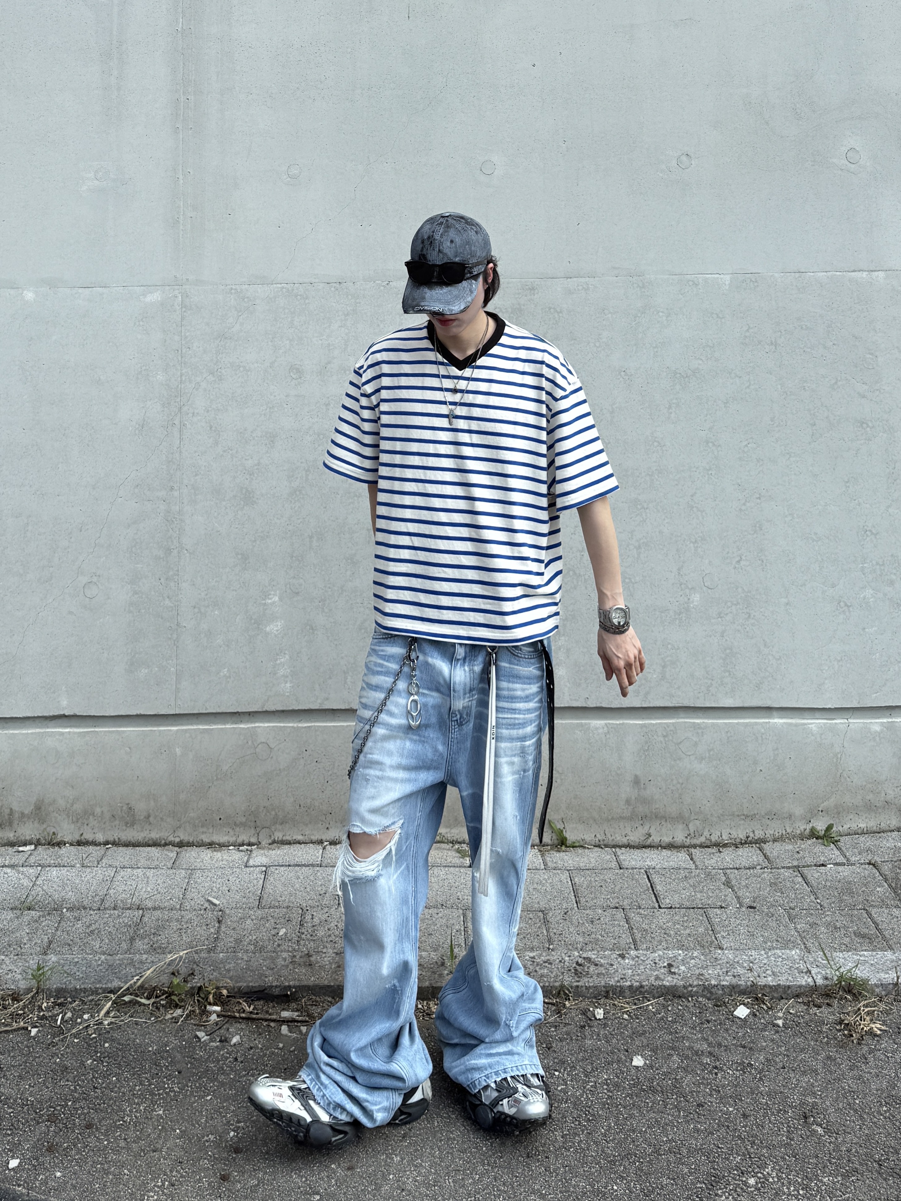 Nonnod Cropped V-neck T-shirt Blue stripe, Kamien x MJD Double Hole Belt Black Shearling Calfskin 착용 스타일 - 5