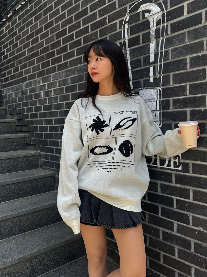 SLOW RECORD HOUSE Universe Logo Knit Ivory 착용 스타일 - 1