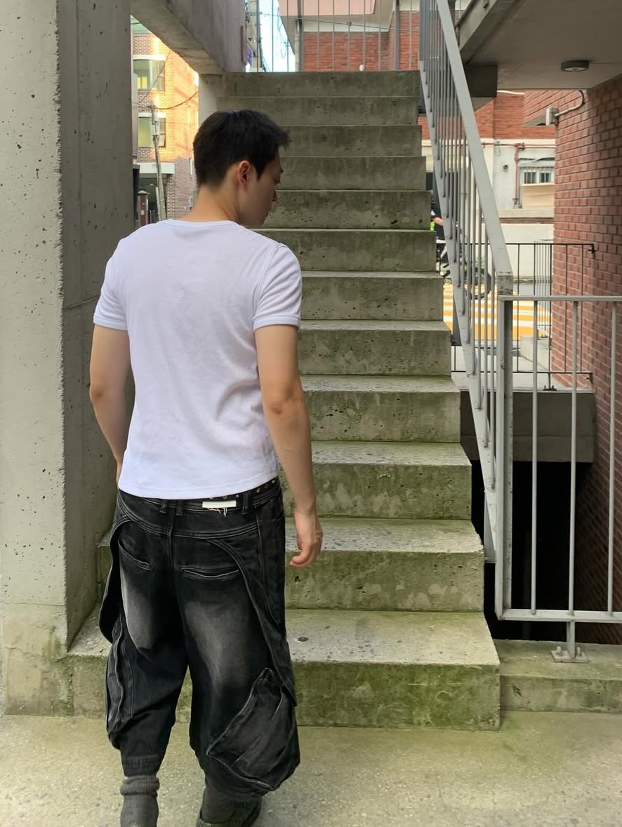 BLR Curved Cover Cargo Bermuda Washing Denim Pants Black 착용 스타일