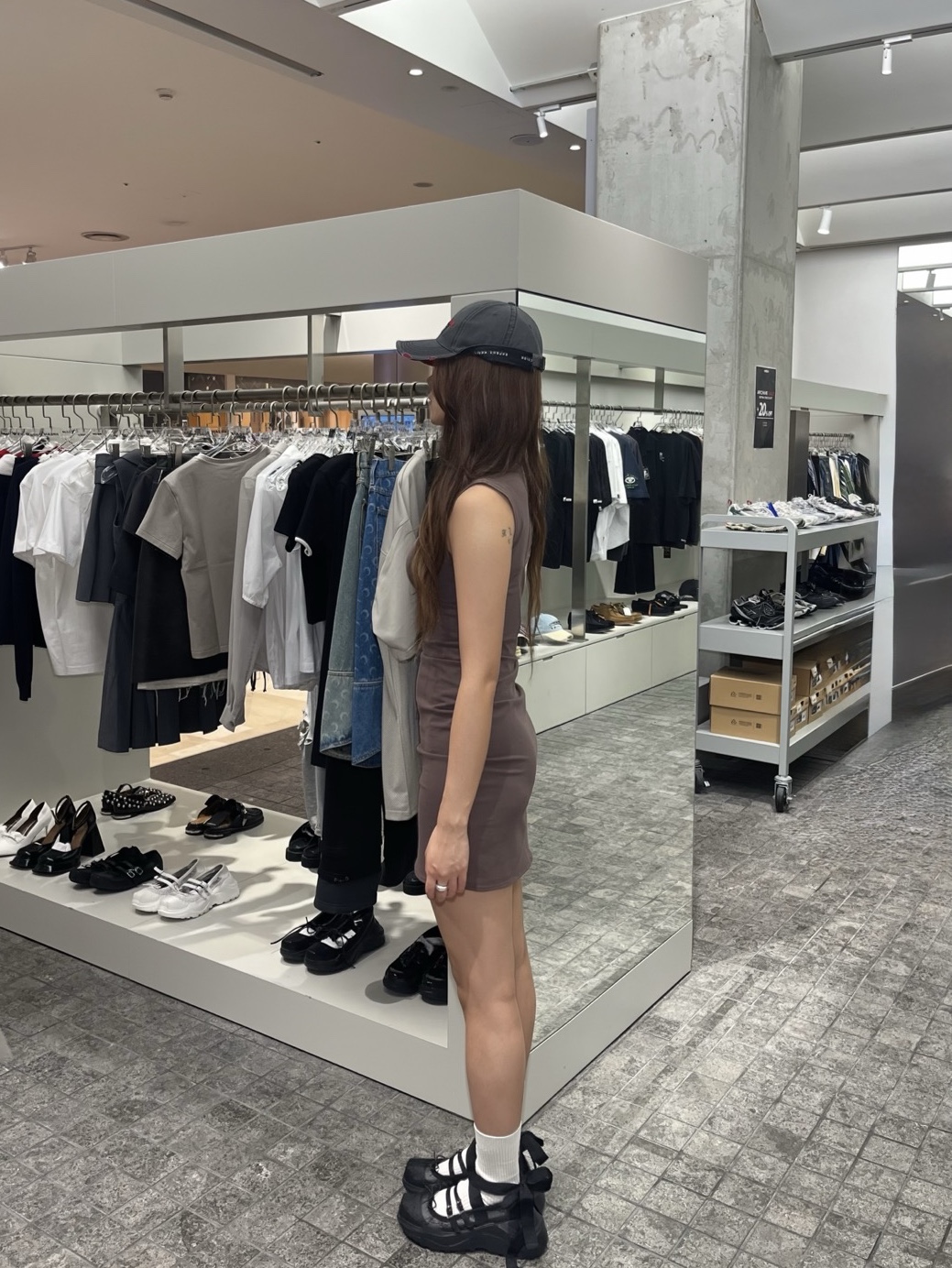 Entire Studios Women Sleeveless Mini Cotton Spandex Brunette - 25SS, Martine Rose Roll Back Cap Grey And Red - 25SS 착용 스타일 - 3
