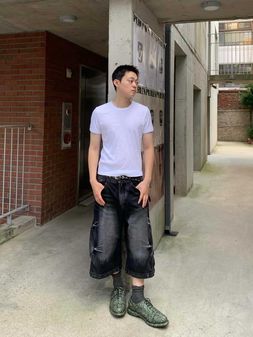 BLR Curved Cover Cargo Bermuda Washing Denim Pants Black 착용 스타일