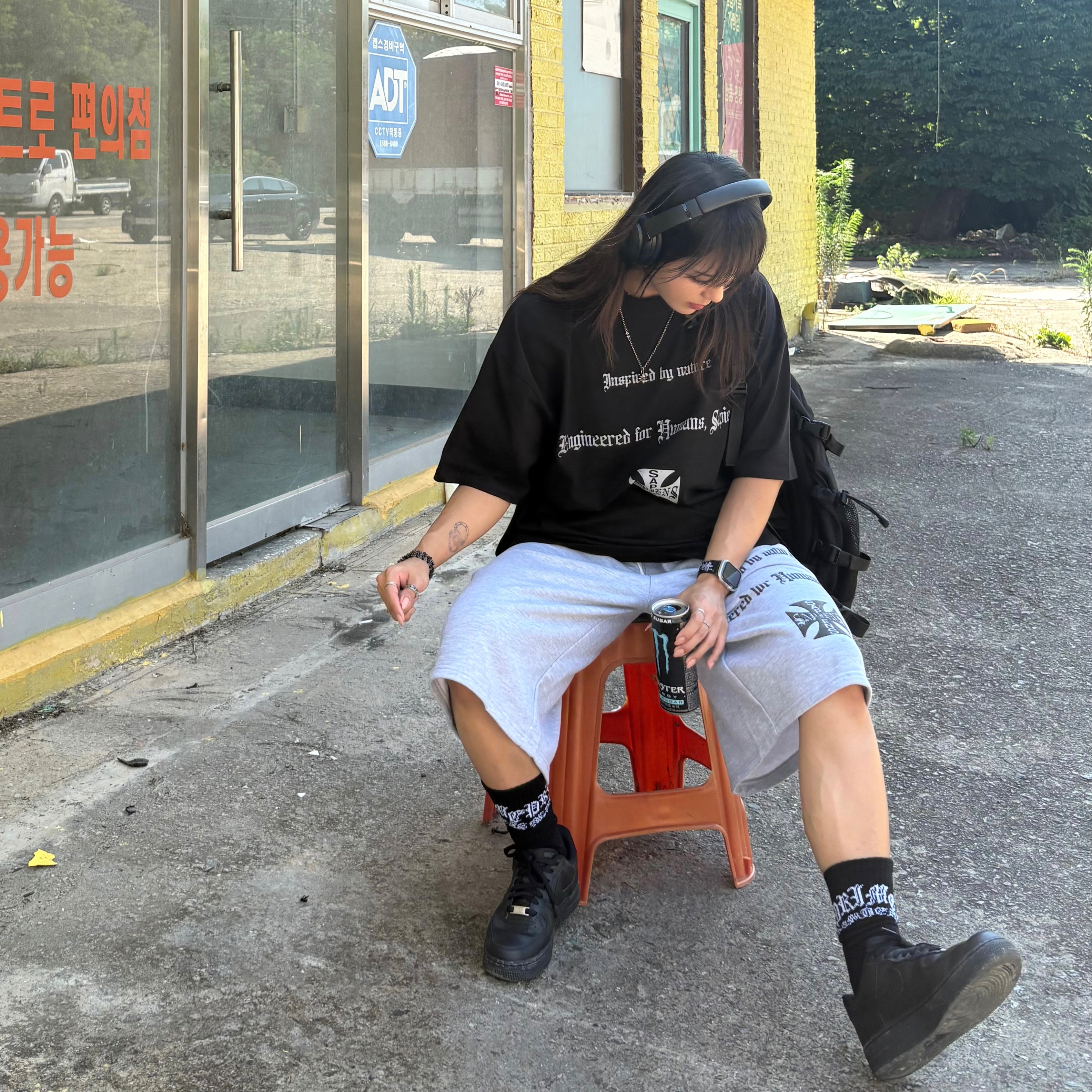 Sapiens Engineered Over Fit Short Sleeves Black, [KREAM 단독] Sapiens Engineered Over Fit Shorts Gray 착용 스타일 - 4