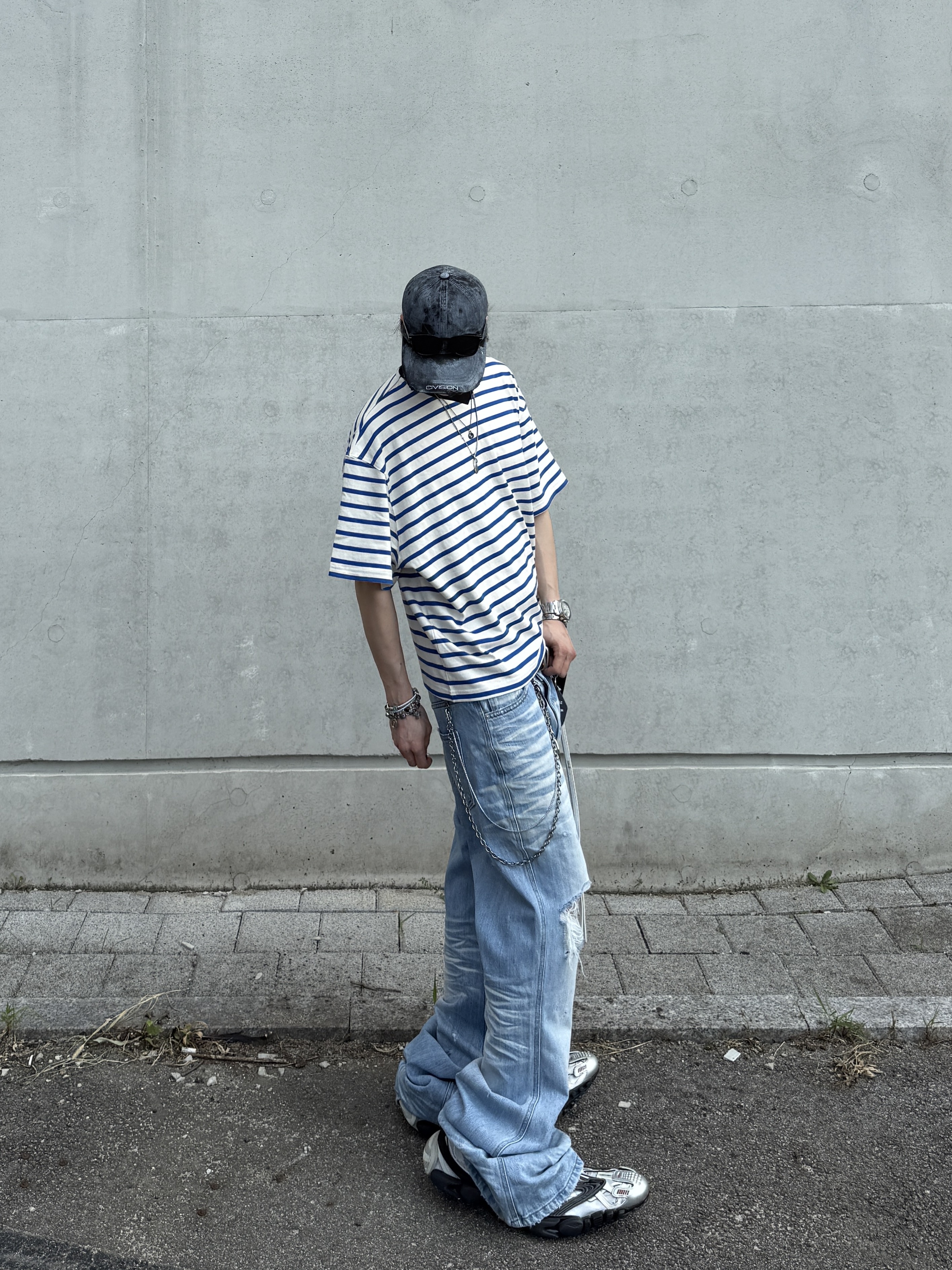 Nonnod Cropped V-neck T-shirt Blue stripe, Kamien x MJD Double Hole Belt Black Shearling Calfskin 착용 스타일 - 3
