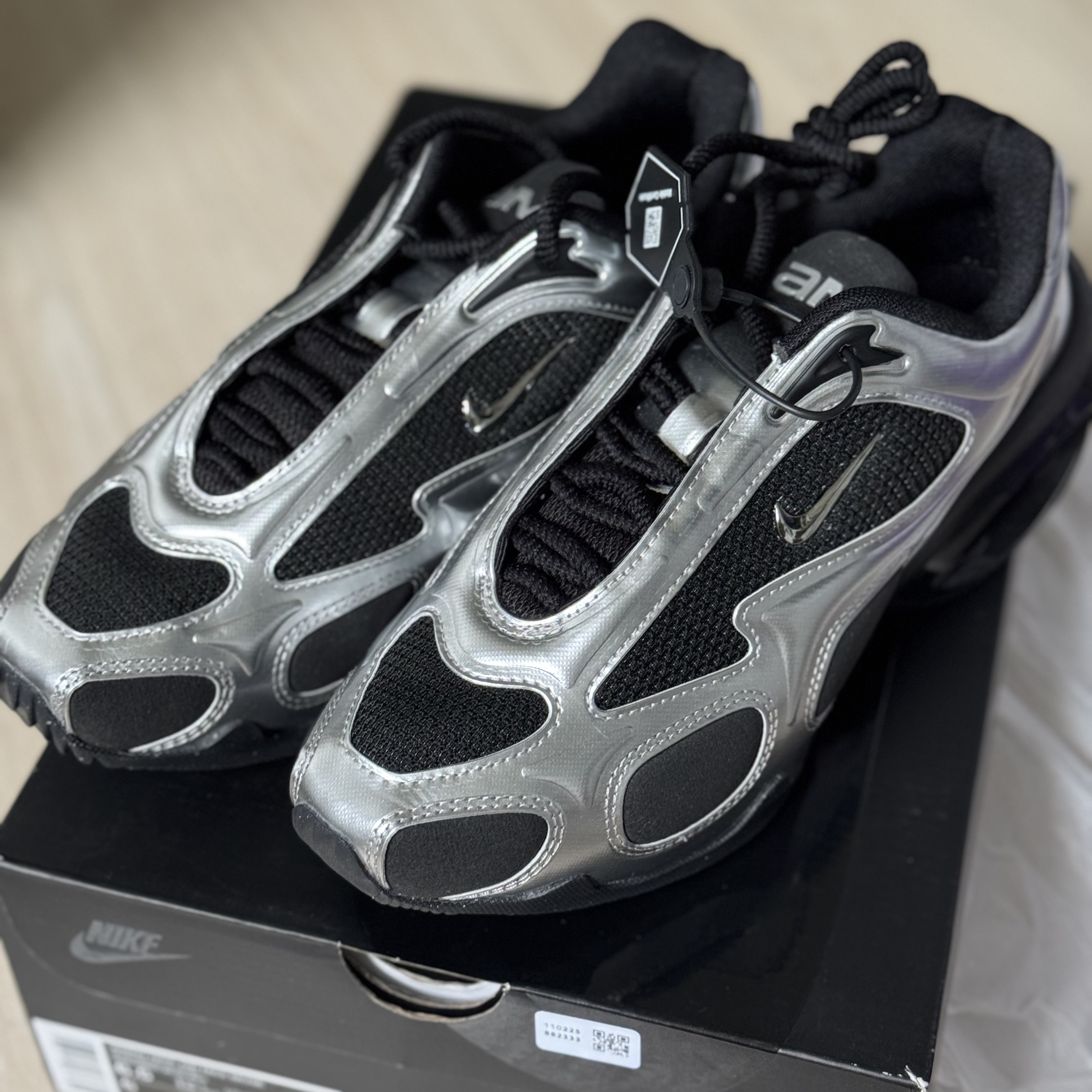 (W) Nike Air Max Muse Black and Metallic Silver 착용 스타일