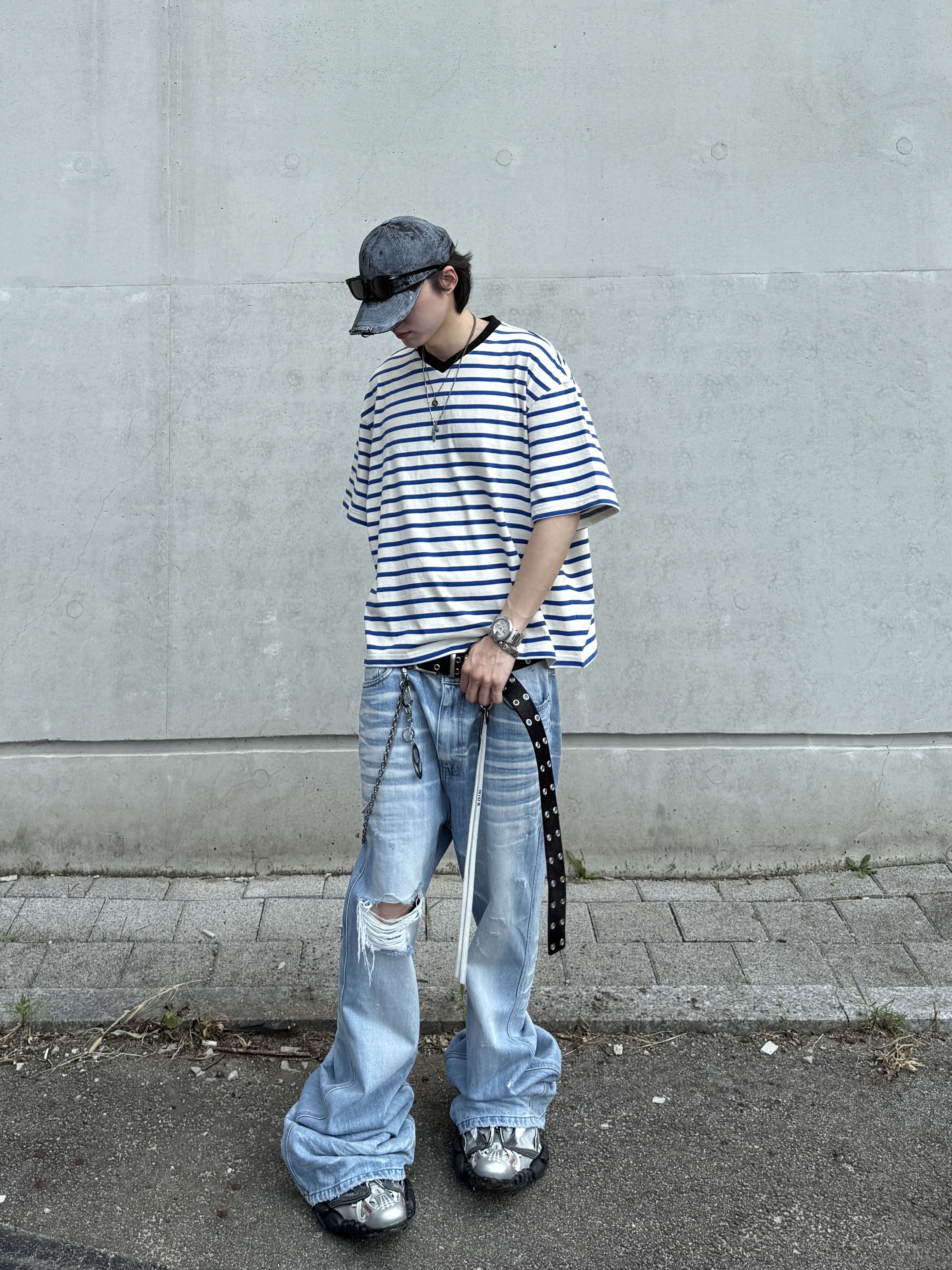 Nonnod Cropped V-neck T-shirt Blue stripe, Kamien x MJD Double Hole Belt Black Shearling Calfskin 착용 스타일 - 7