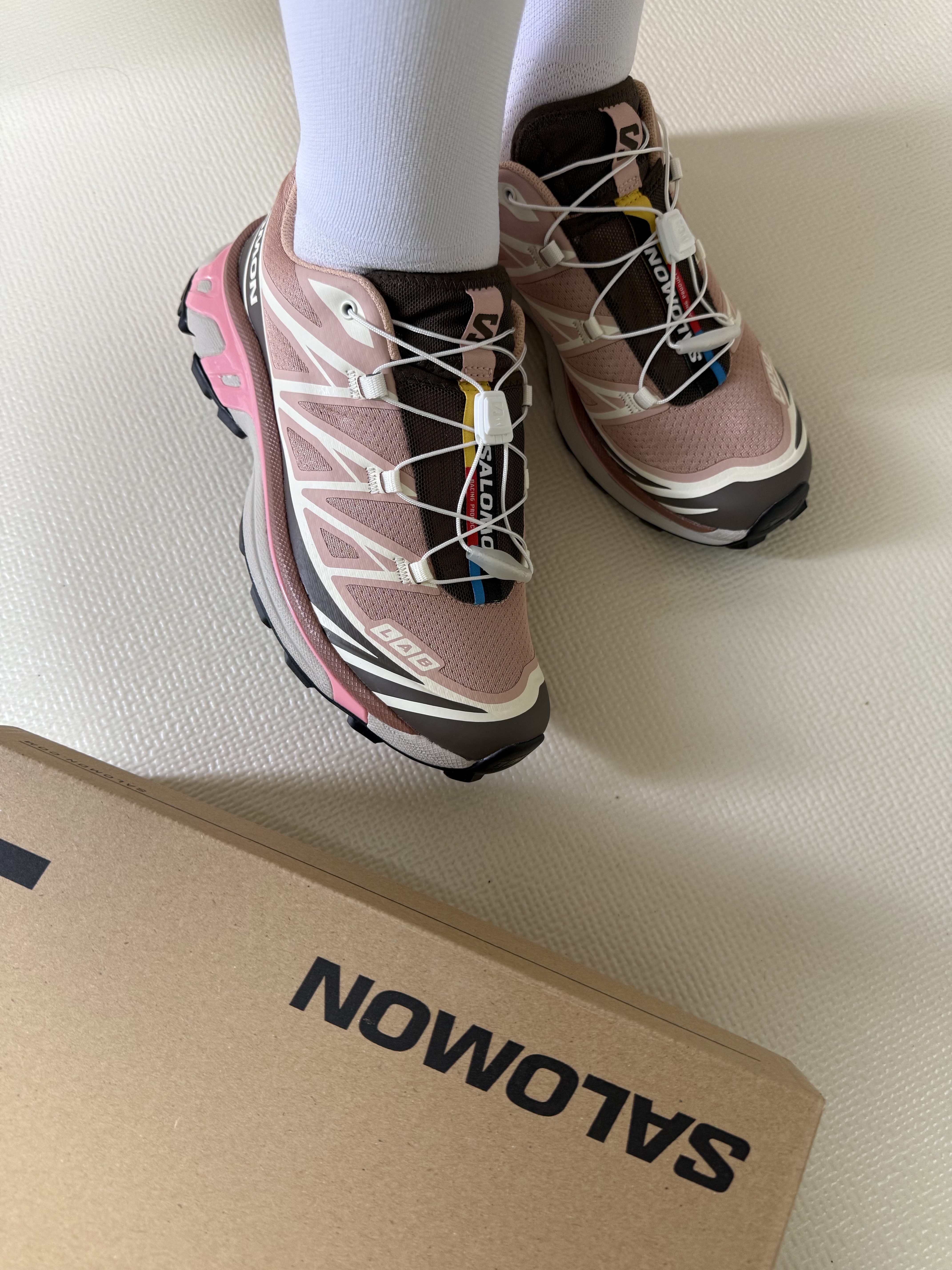 Salomon XT-6 Mahogany Rose Earth Brown 착용 스타일 - 1