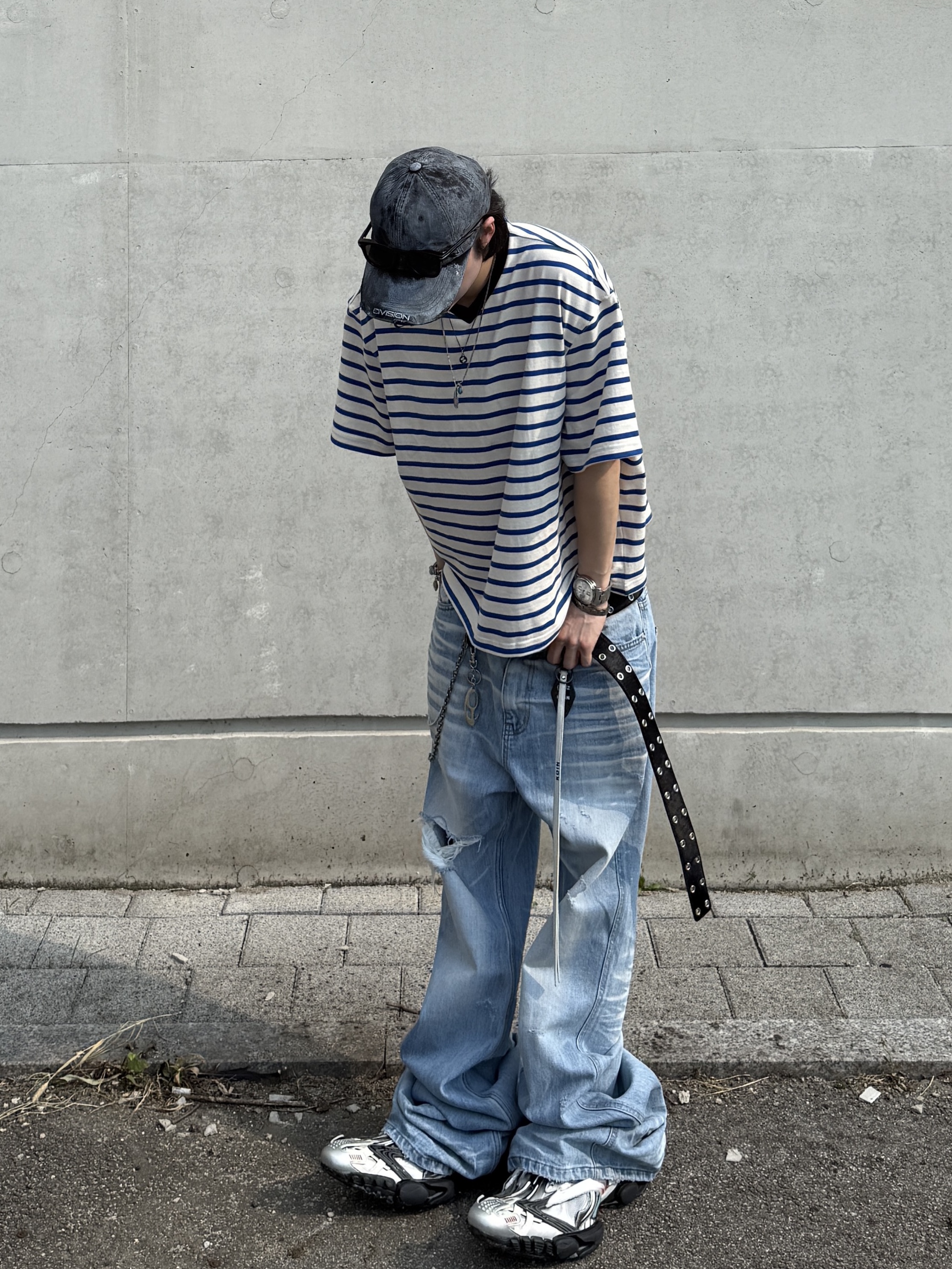 Nonnod Cropped V-neck T-shirt Blue stripe, Kamien x MJD Double Hole Belt Black Shearling Calfskin 착용 스타일 - 4