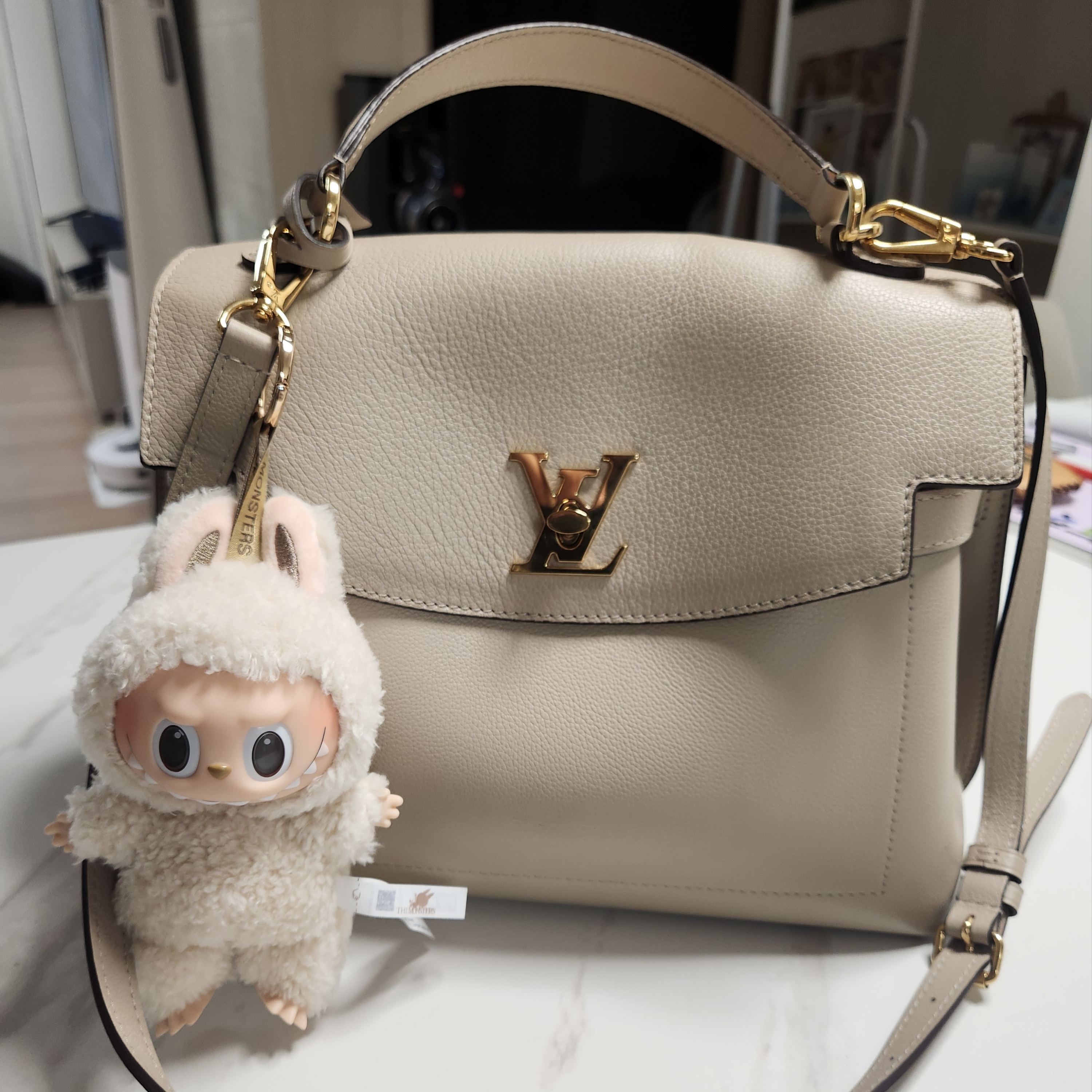Louis Vuitton Lockme Ever MM Greige, Pop Mart The Monsters Labubu Tasty Macarons Series Sealed Case (1 Blind Box) 착용 스타일