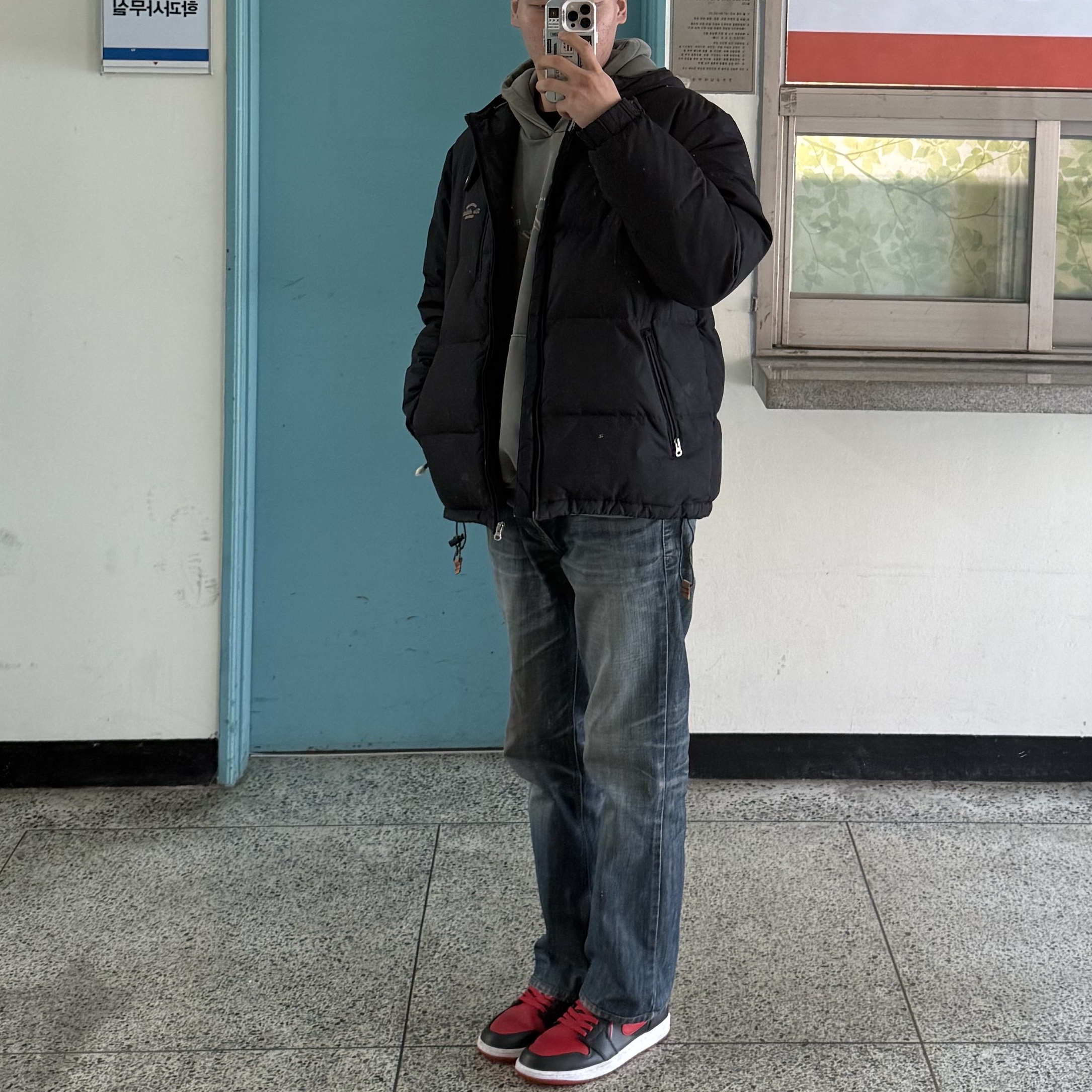 Jordan 1 Mid Black Fire Red 착용 스타일