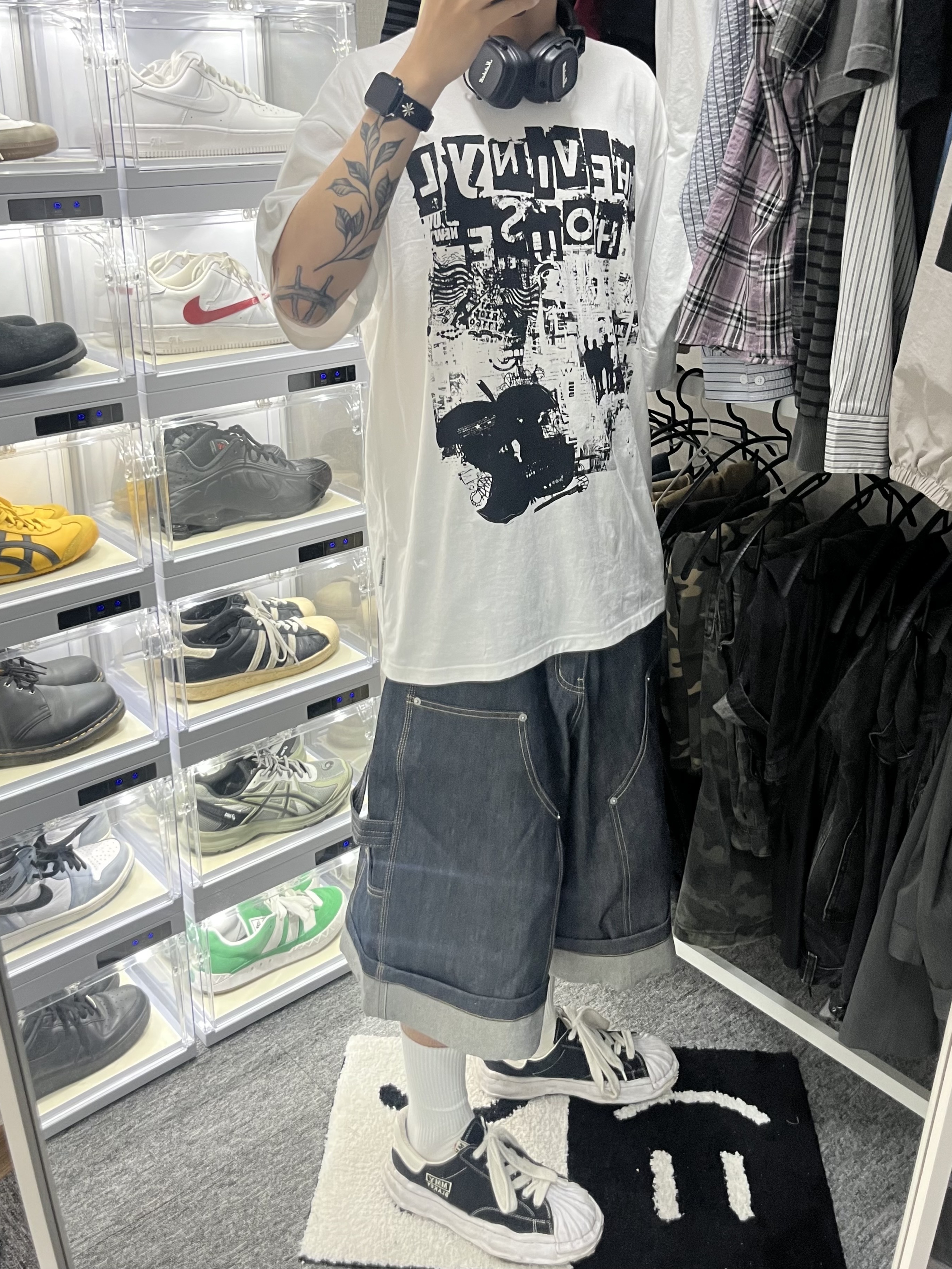 [KREAM 단독] Thevinylhouse Newspaper T-Shirt White, GRAILZ x KOIN SEOUL Carpenter Bermuda Denim Pants Indigo 착용 스타일 - 2