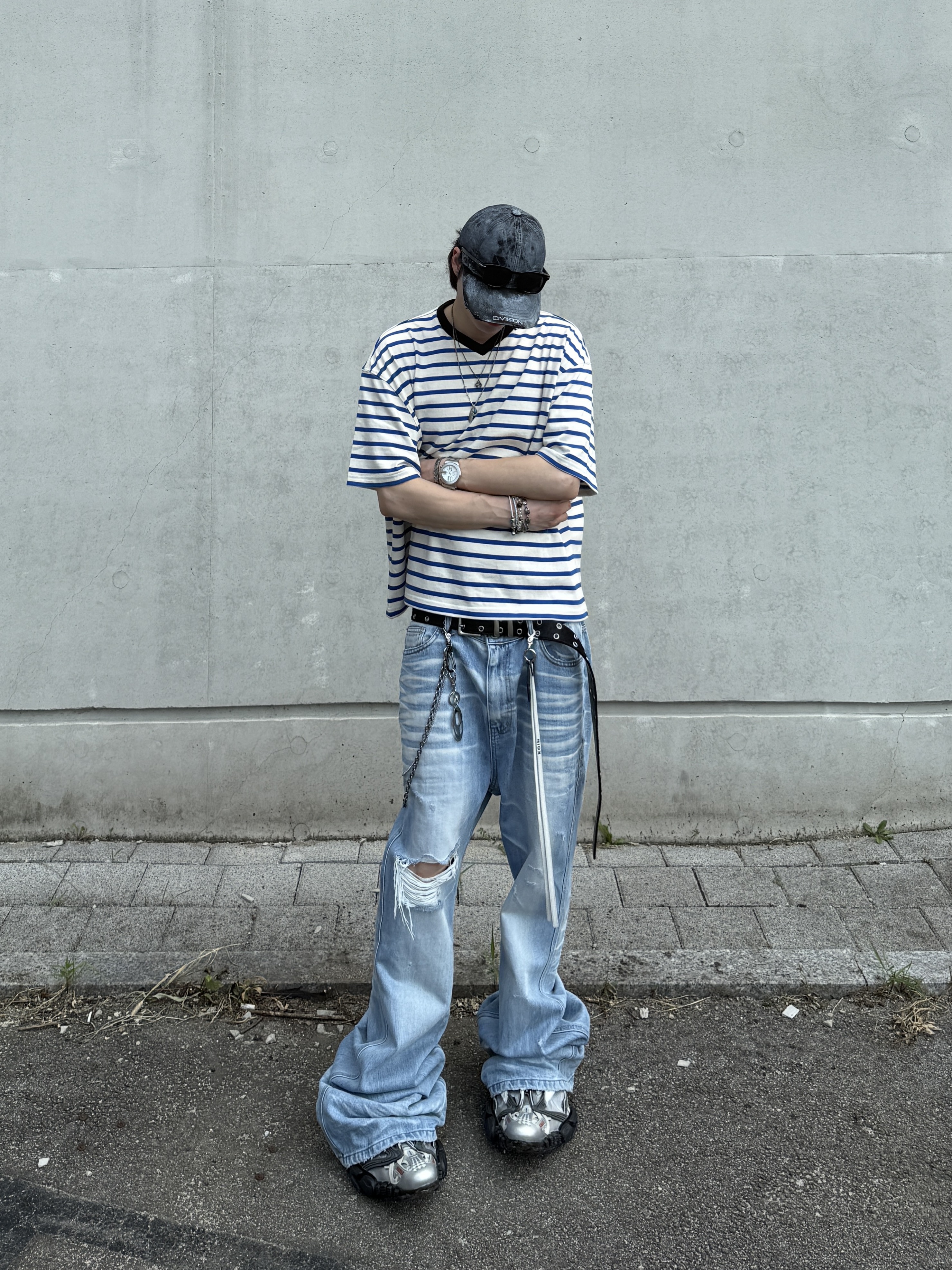 Nonnod Cropped V-neck T-shirt Blue stripe, Kamien x MJD Double Hole Belt Black Shearling Calfskin 착용 스타일 - 1
