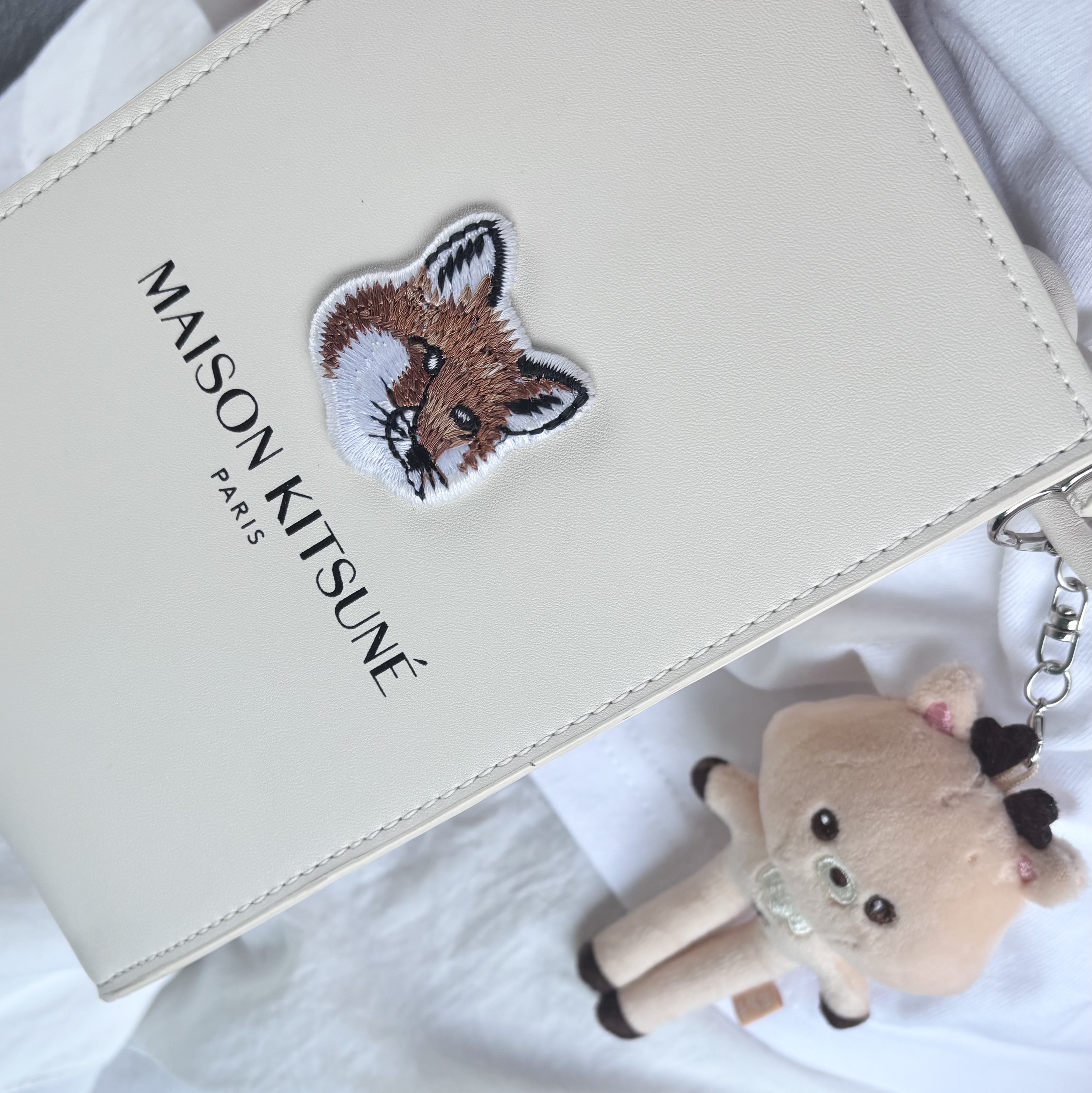 Maison Kitsune x Laneige Crossbody Bag 착용 스타일
