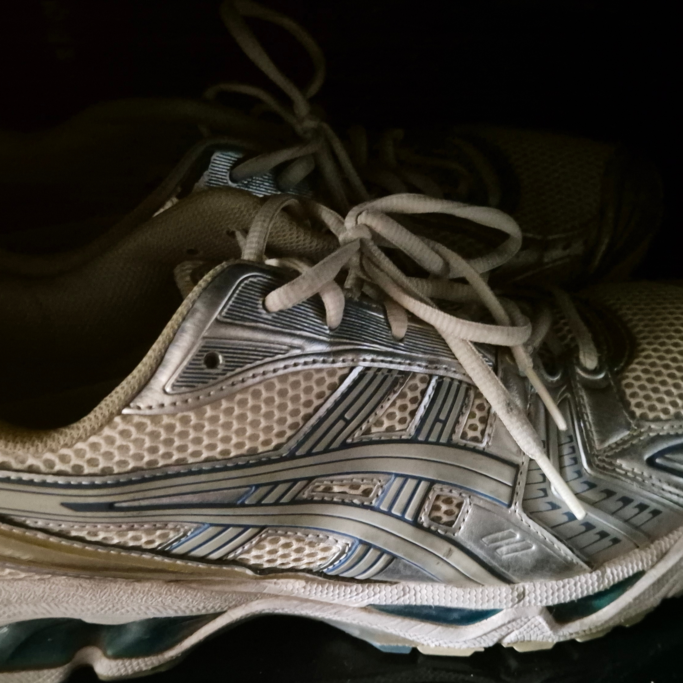 Asics Gel-Kayano 14 Cream Pure Silver 착용 스타일
