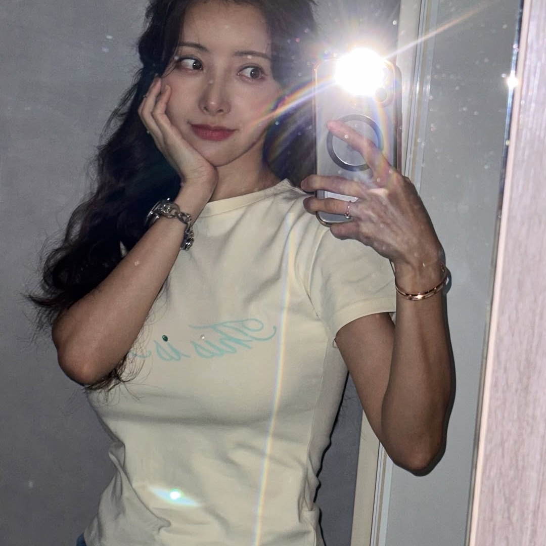 THIS IS FINE Cropped Signature Tee Cream 착용 스타일 - 3