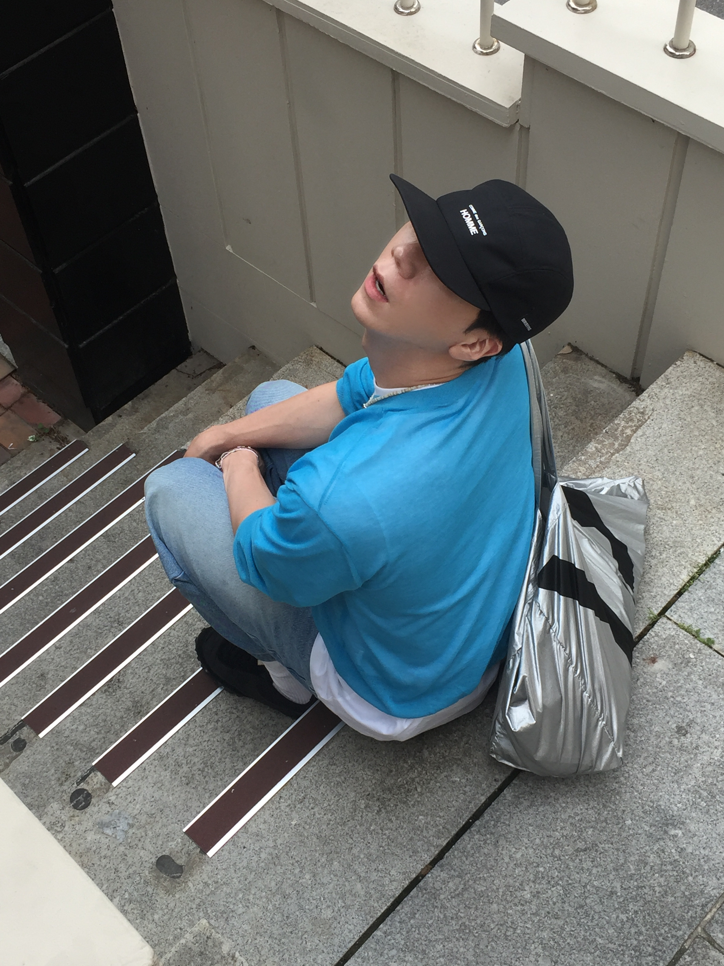 STU Sheer V-neck Knit Sky Blue, Nike x Black Comme des Garcons Waffle Racer 2020 착용 스타일 - 1