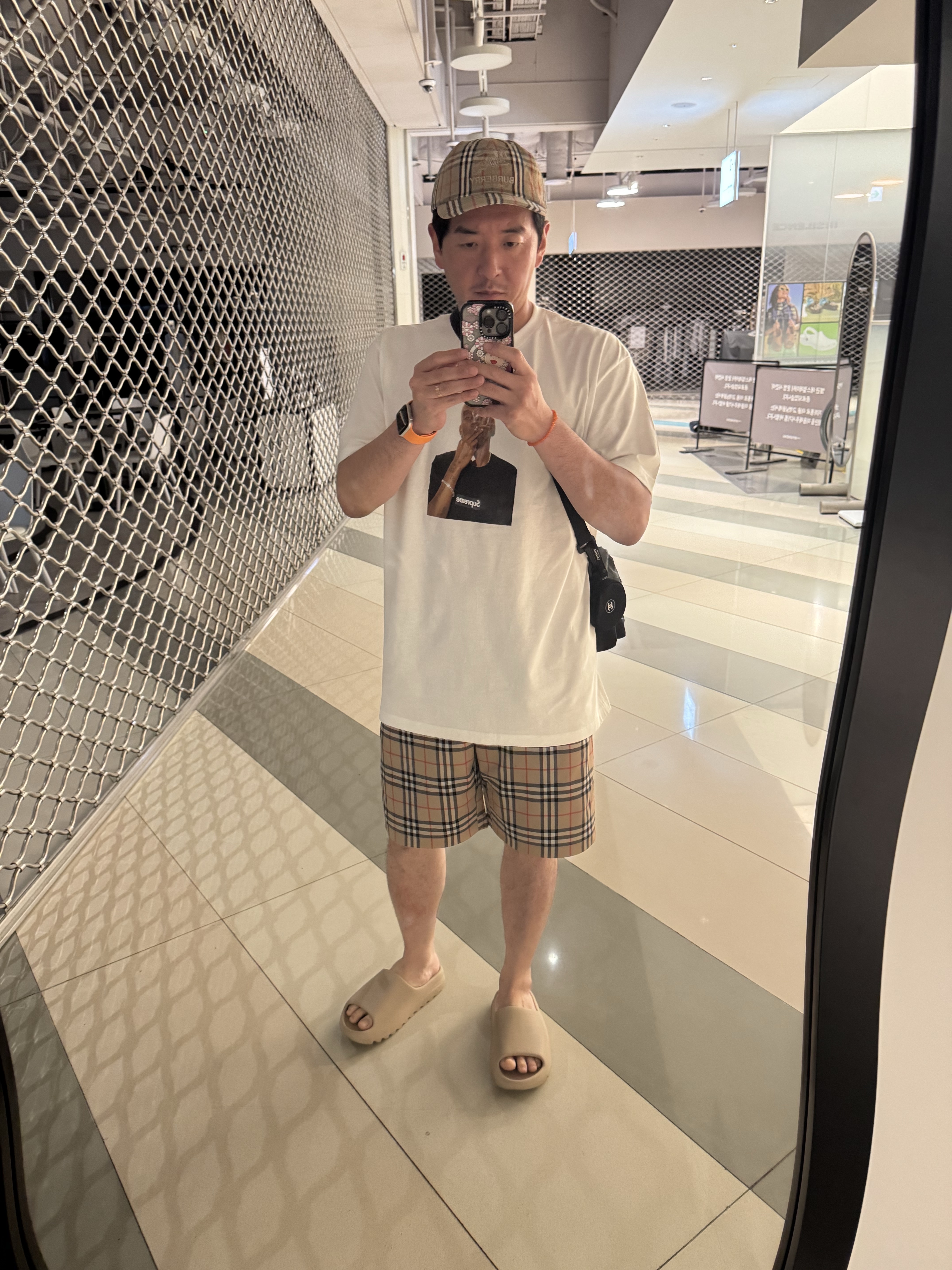 Supreme x Burberry Denim 6-Panel Beige - 22SS, Supreme Dean Blunt T-Shirt White - 25SS 착용 스타일