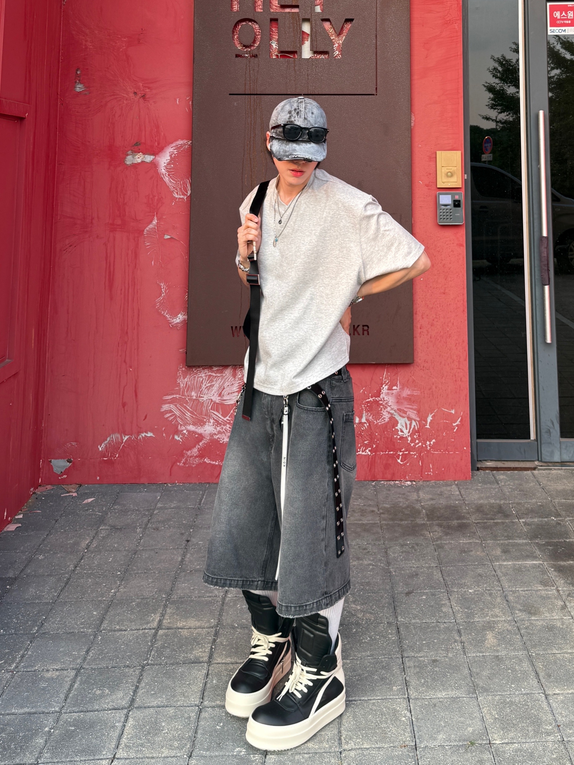 Nonnod Cropped V-Neck T-Shirt Grey, Rick Owens Hollywood Mega Bumper Geobasket in Full Grain Calf Leather Black Milk 착용 스타일 - 2