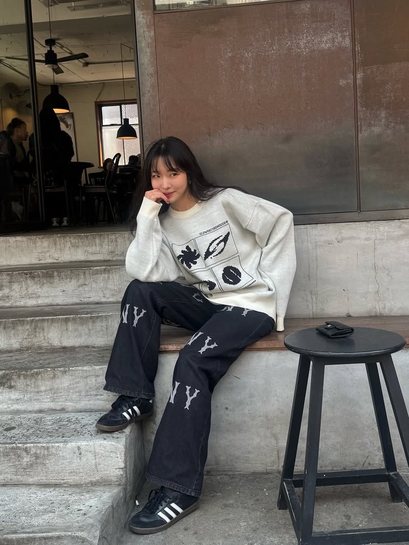 SLOW RECORD HOUSE Universe Logo Knit Ivory 착용 스타일 - 3