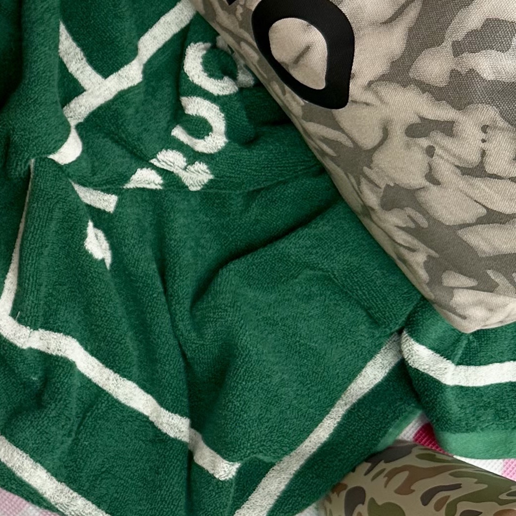 Starbucks x Lacoste Trent Towel Green 착용 스타일