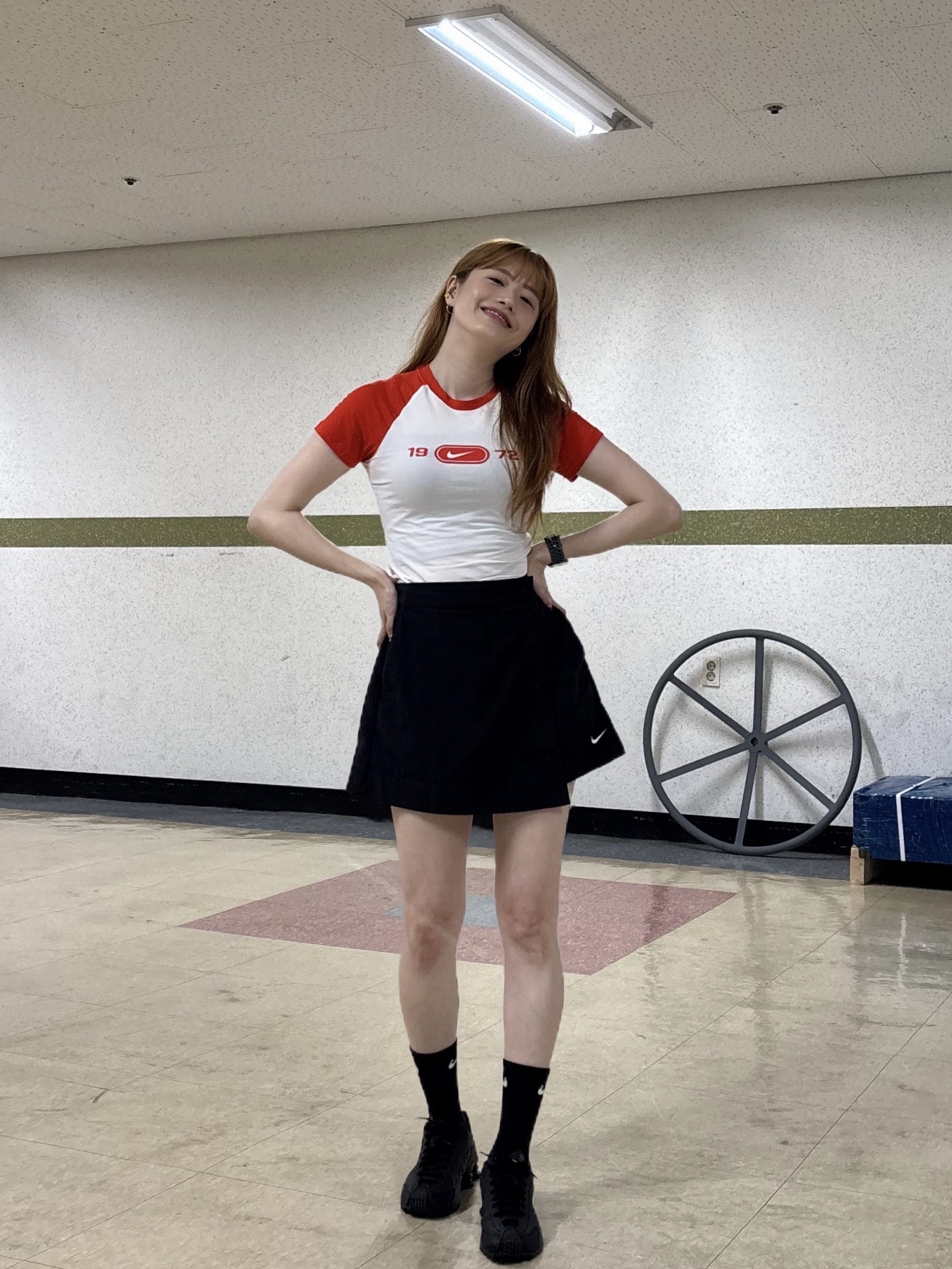 (W) Nike Shox R4 Black, (W) Nike NSW Essential Woven Skort Black White - Asia 착용 스타일 - 6