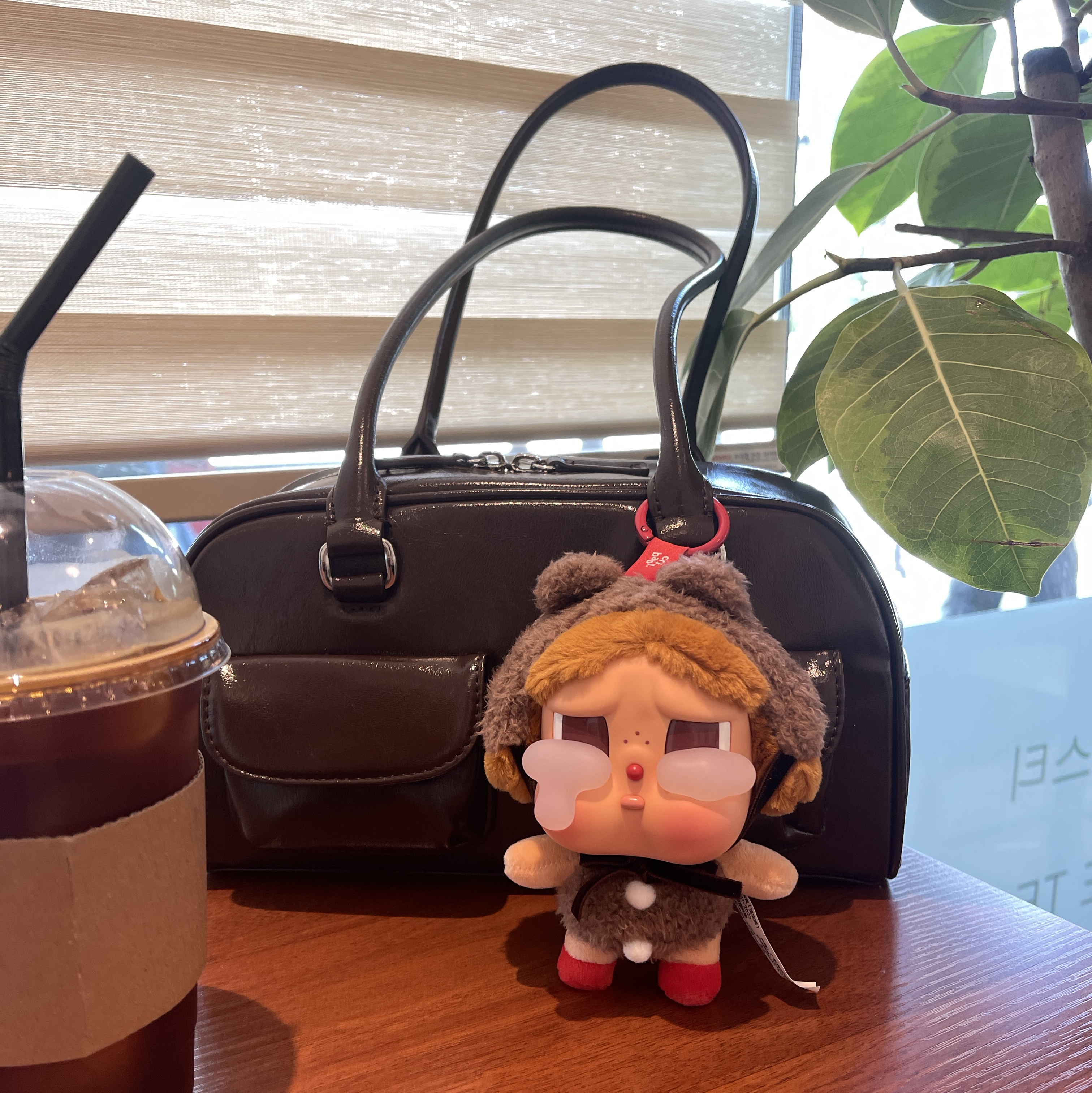 Pop Mart Crybaby Crying Again Series Plush Keyring Love Makes Us Cry (Opened Case) 착용 스타일