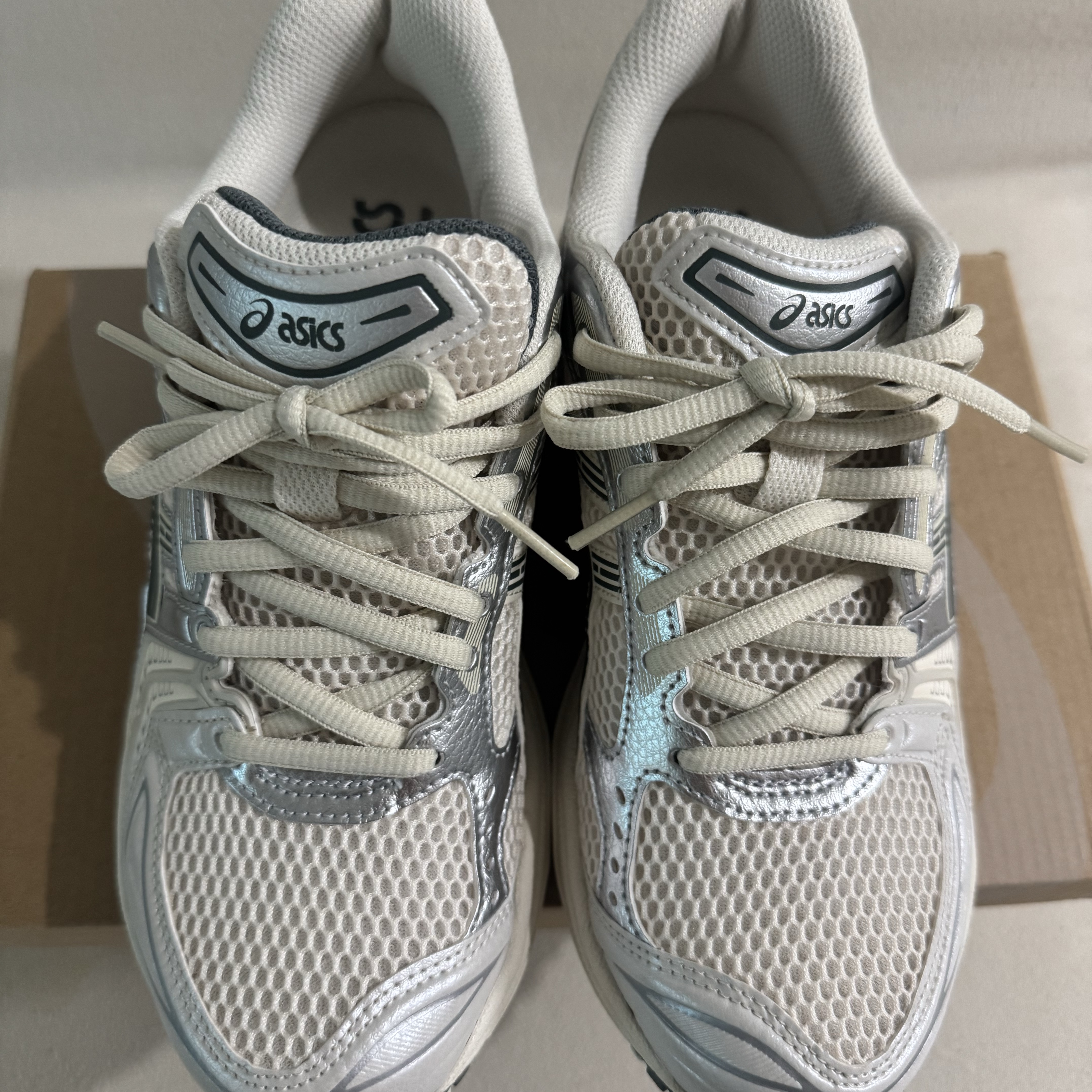 Asics Gel-Kayano 14 Birch Dark Pewter 착용 스타일 - 3