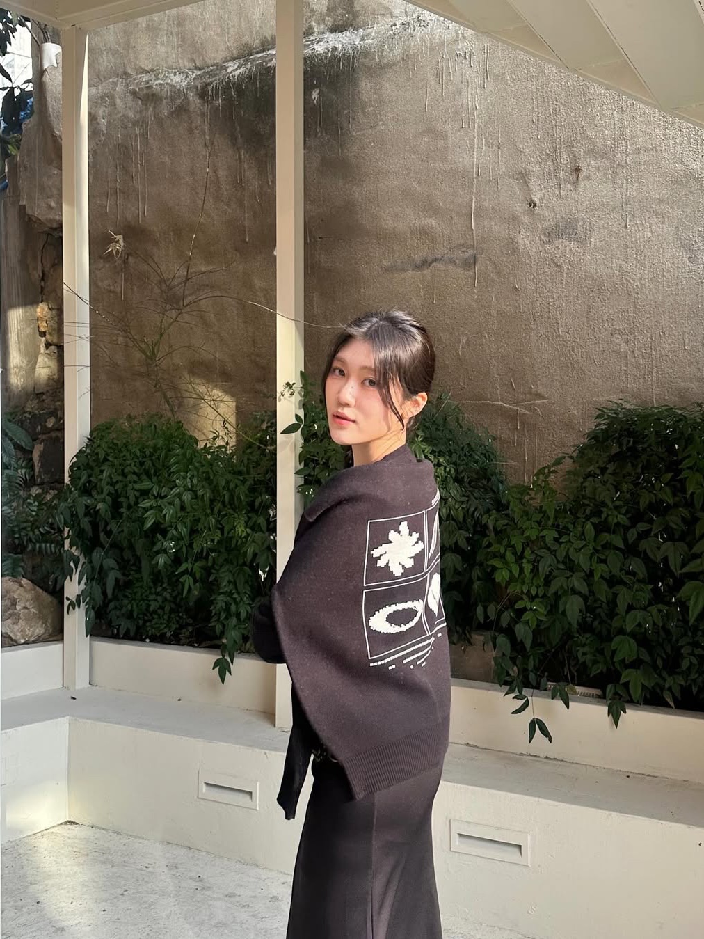 SLOW RECORD HOUSE Universe Logo Knit Black 착용 스타일 - 3