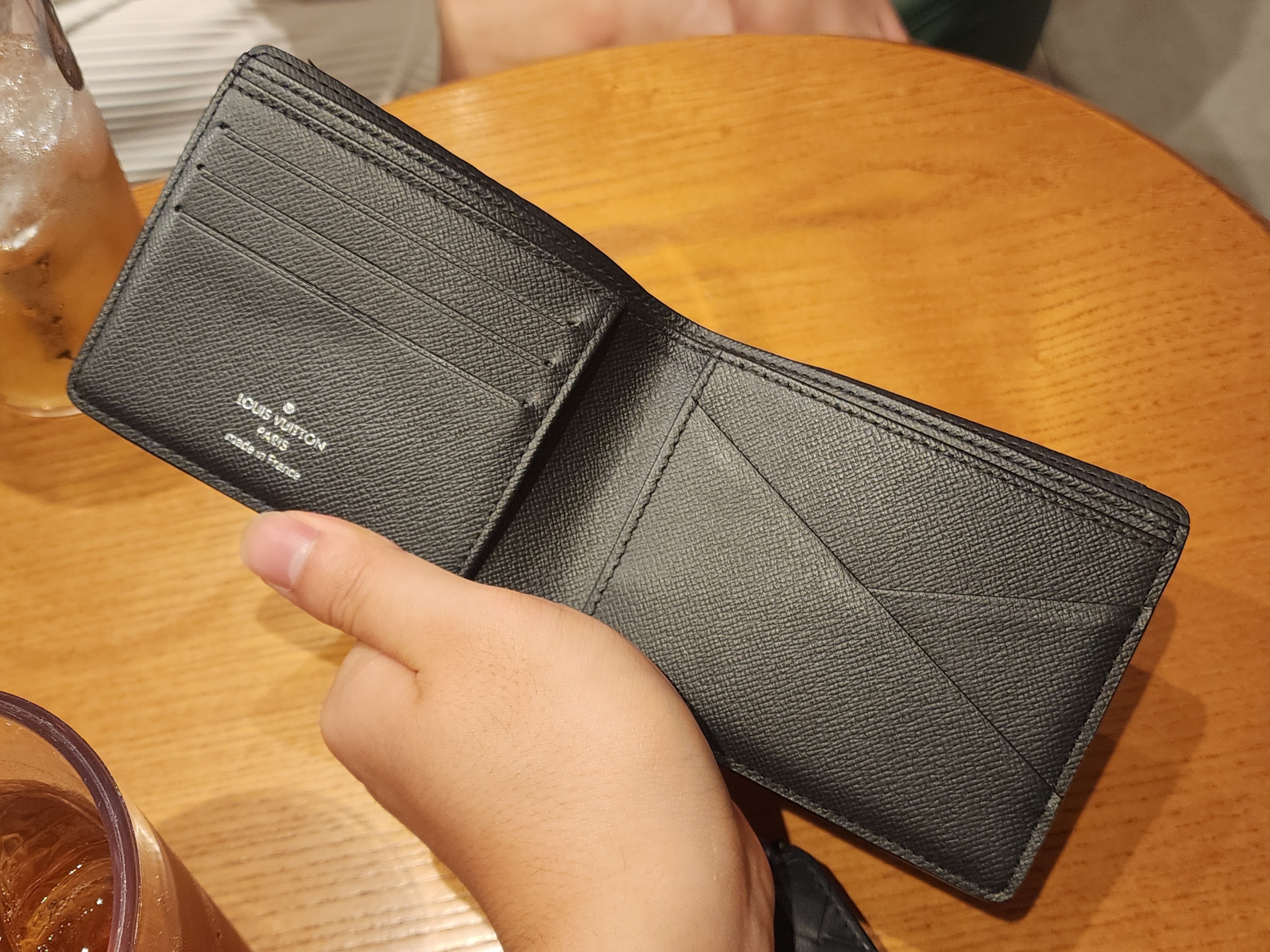 Louis Vuitton Multiple Wallet Monogram Eclipse 착용 스타일 - 3