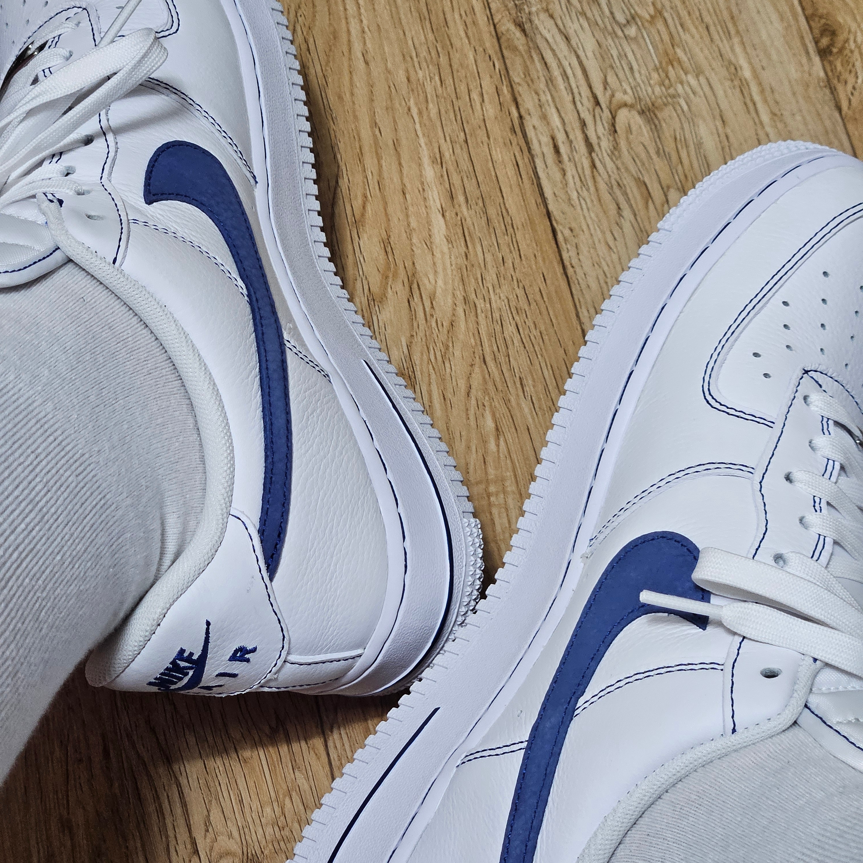 Nike Air Force 1 '07 LV8 White Deep Royal Blue 착용 스타일