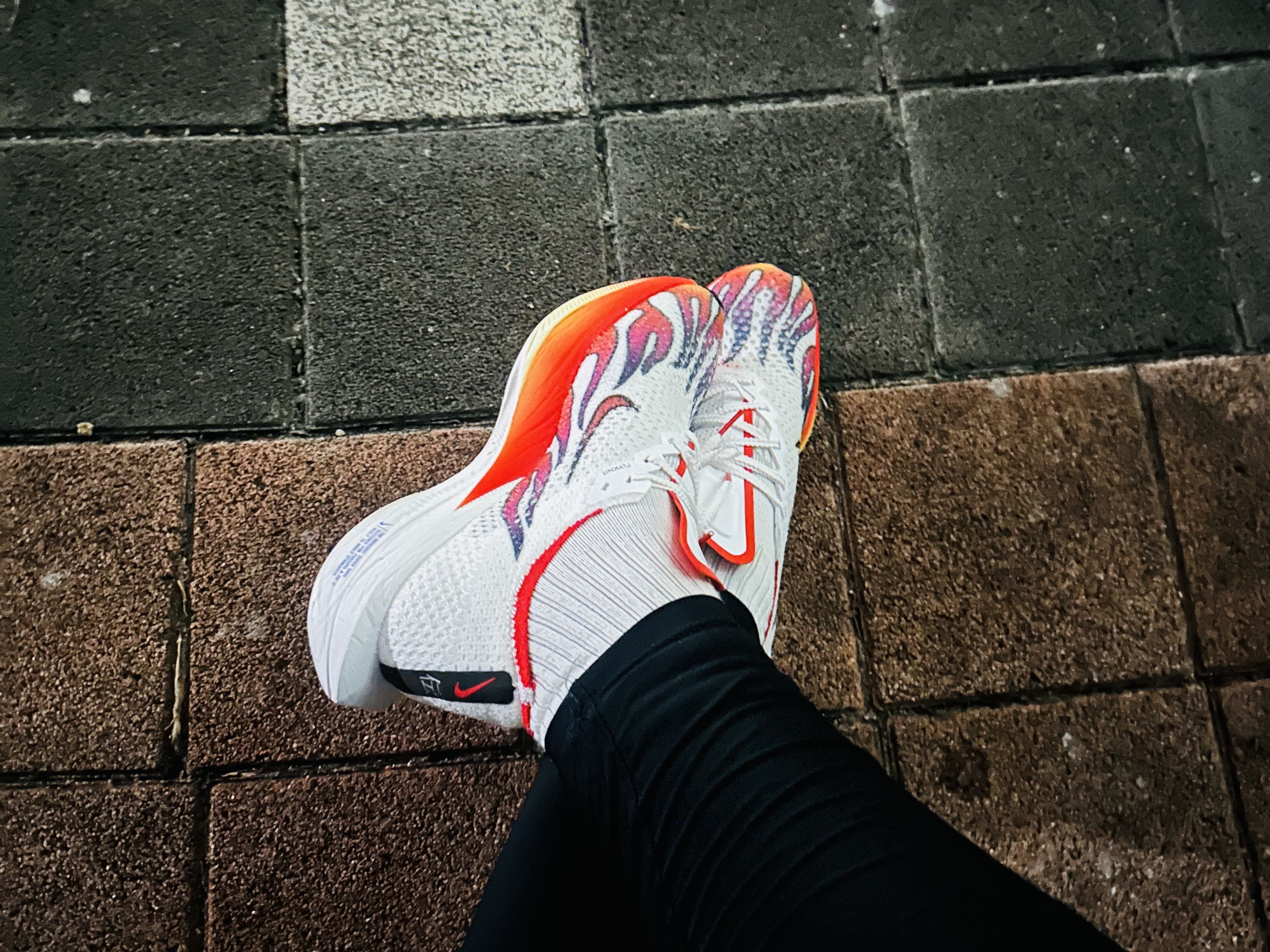 Nike ZoomX Vaporfly Next% 3 PRM White Habanero Red 착용 스타일