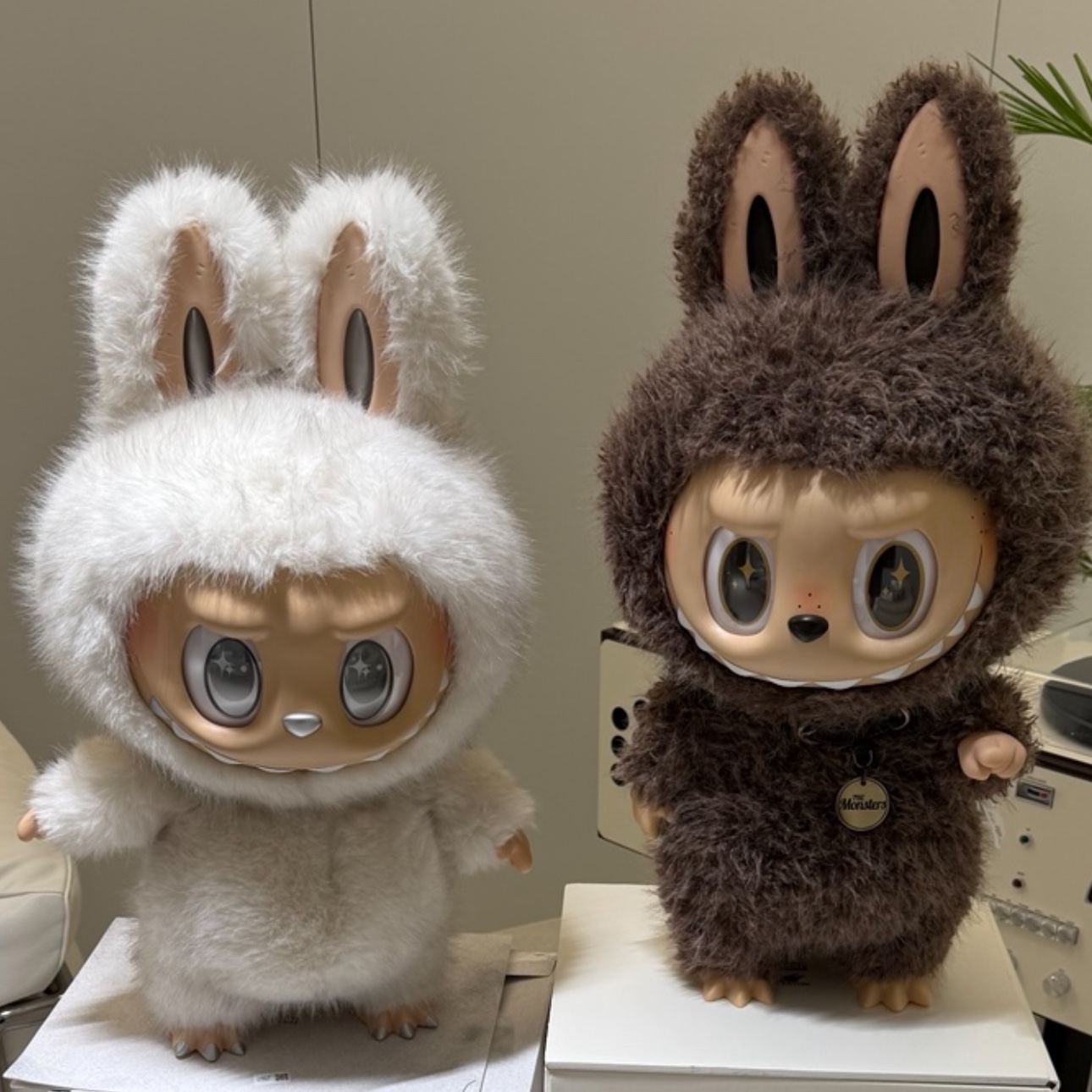 Pop Mart The Monsters I Found You Vinyl Face Doll, Pop Mart The Monsters Zimomo Angel In Clouds Vinyl Face Doll 착용 스타일