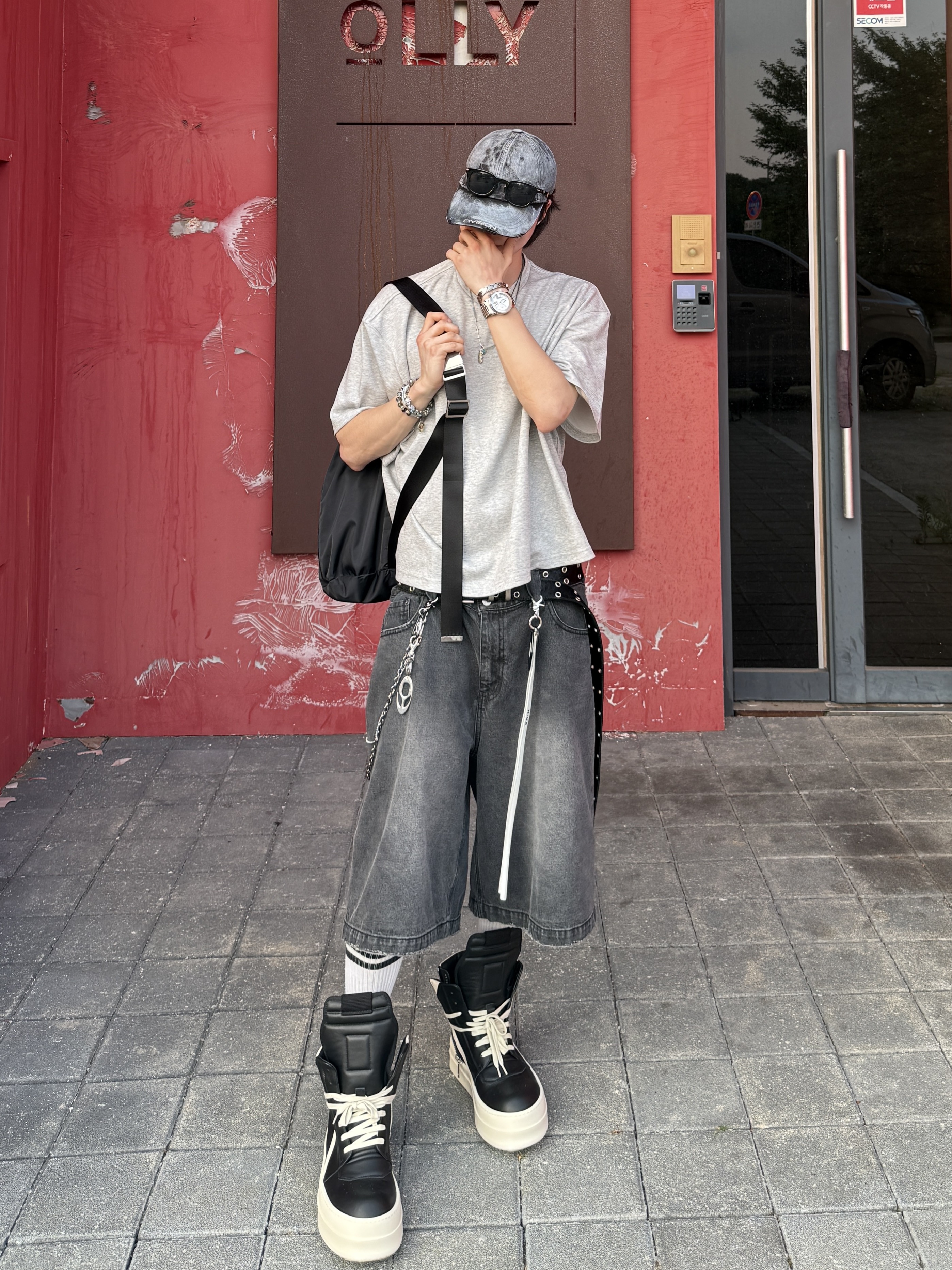 Nonnod Cropped V-Neck T-Shirt Grey, Rick Owens Hollywood Mega Bumper Geobasket in Full Grain Calf Leather Black Milk 착용 스타일 - 5