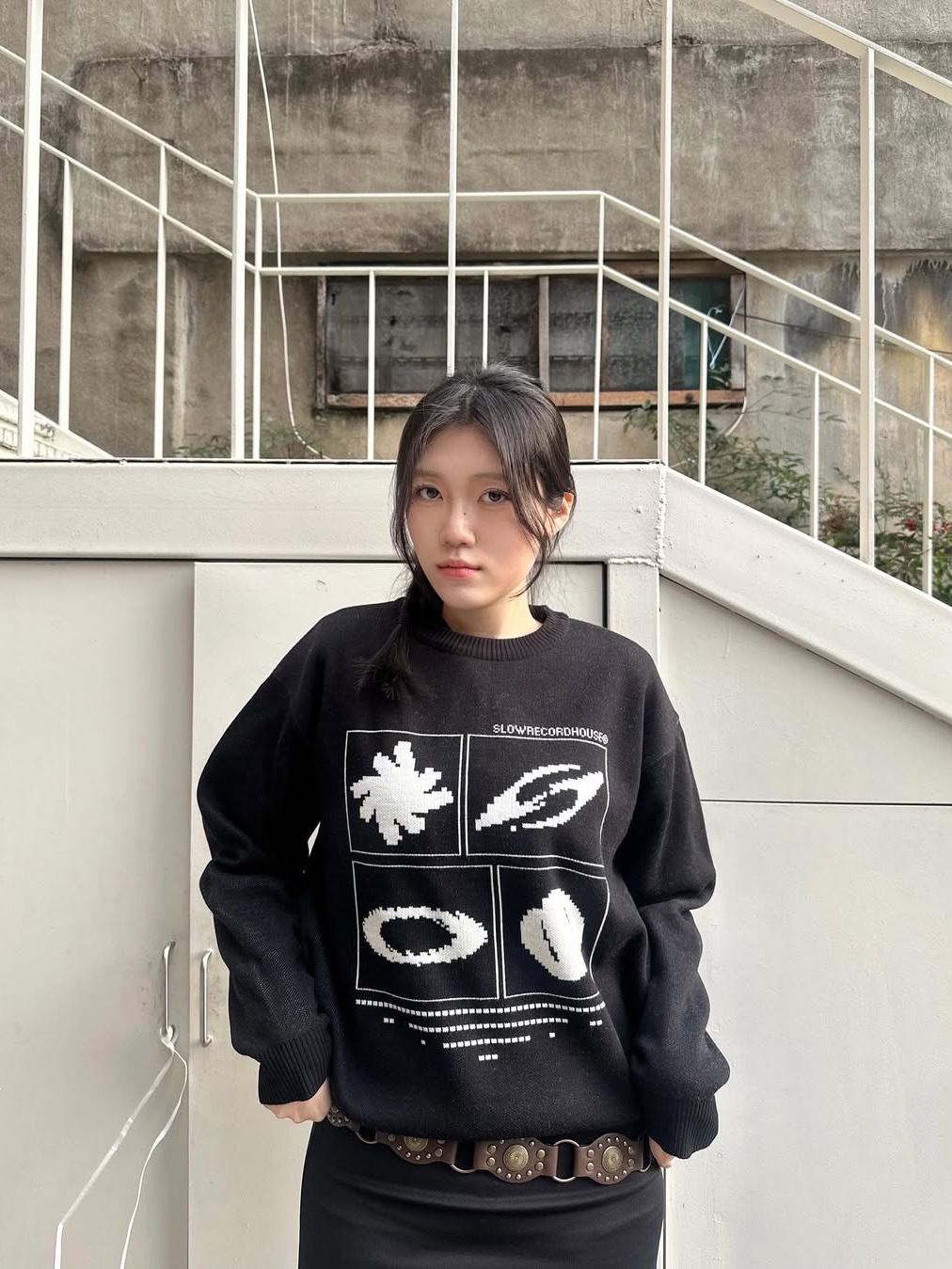 SLOW RECORD HOUSE Universe Logo Knit Black 착용 스타일 - 1