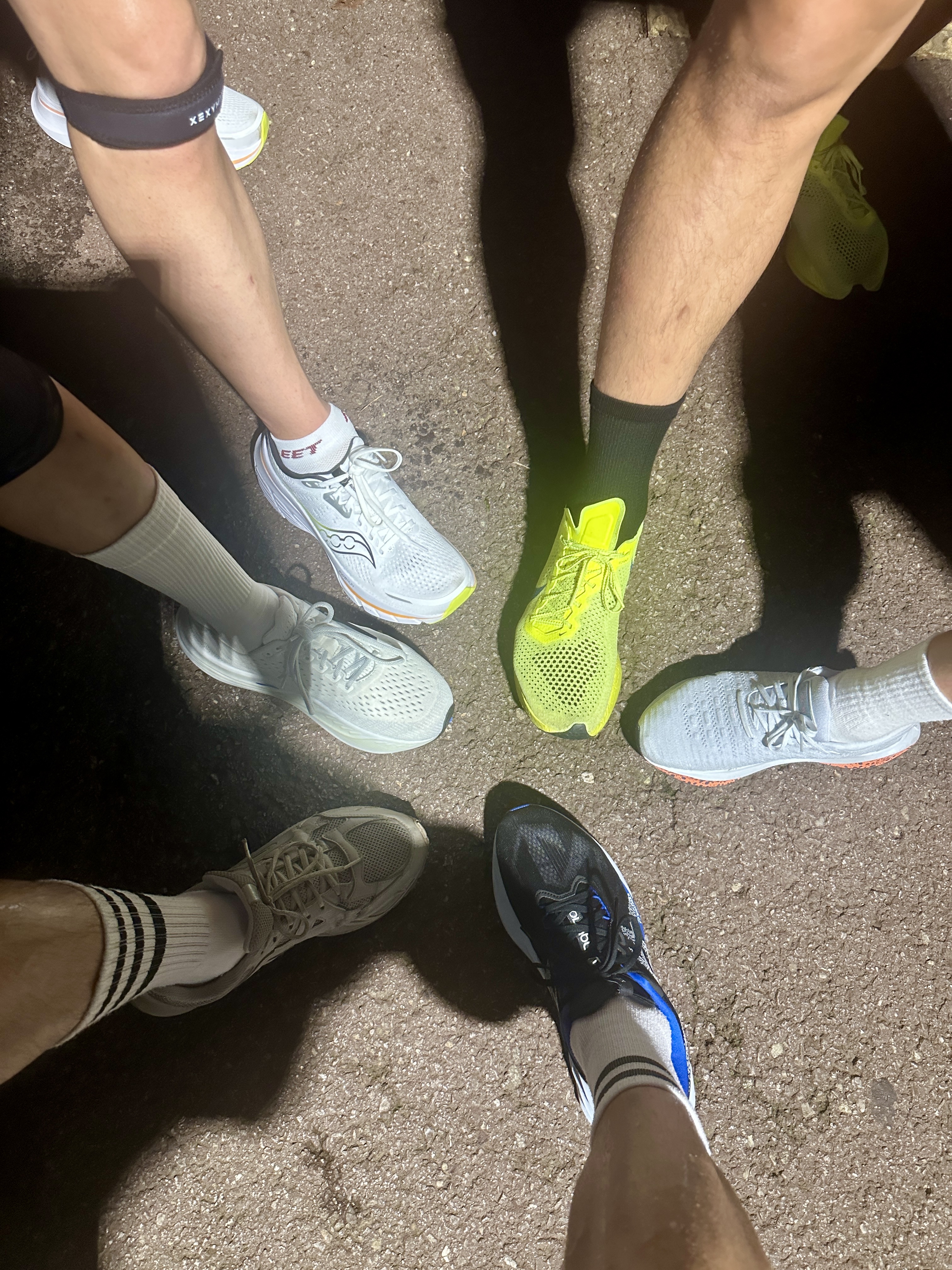 Asics Novablast 5 Black White, Nike ZoomX Vaporfly Next% 3 Volt Scream Green 착용 스타일