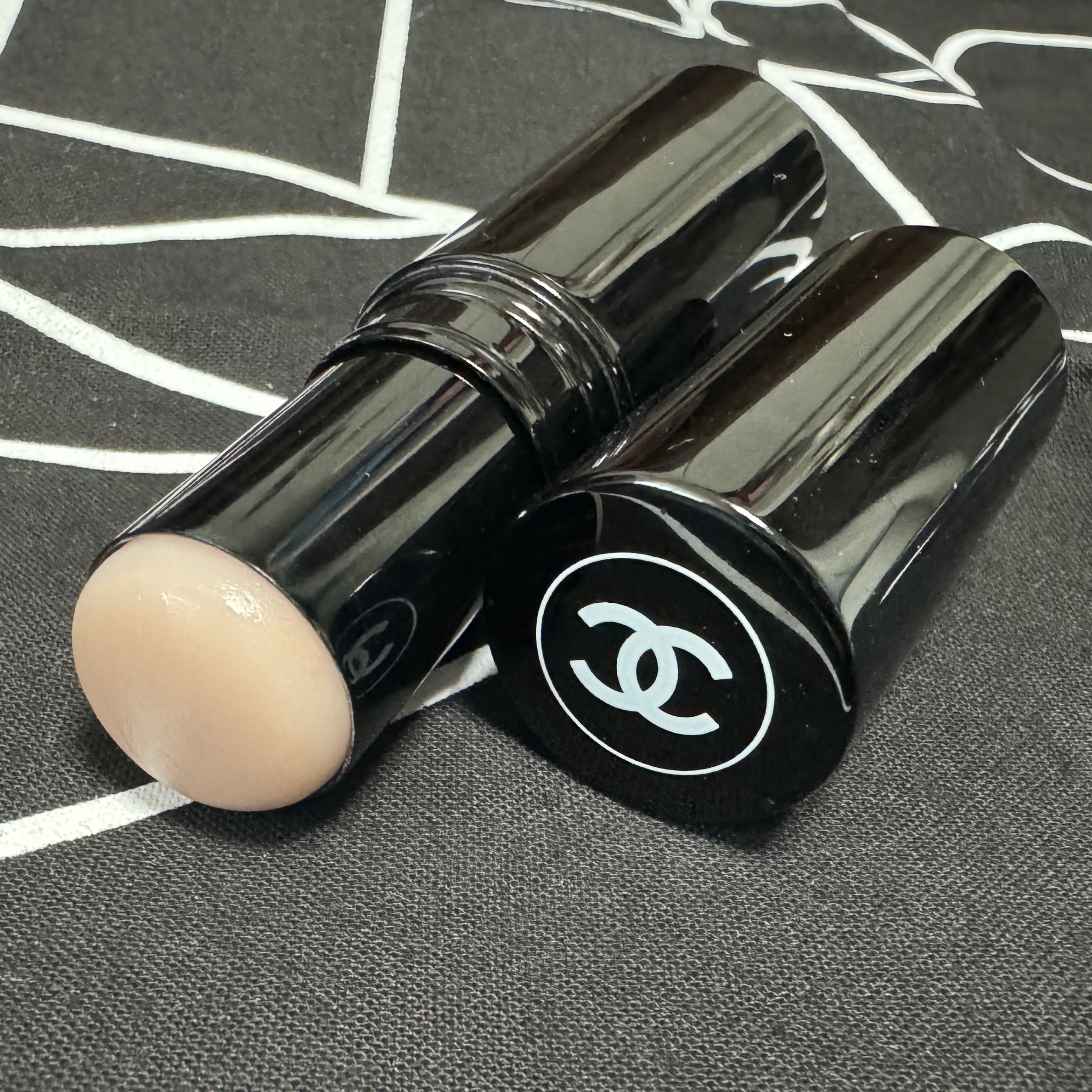 Chanel Baume Essentiel Glow Stick Transparent 착용 스타일