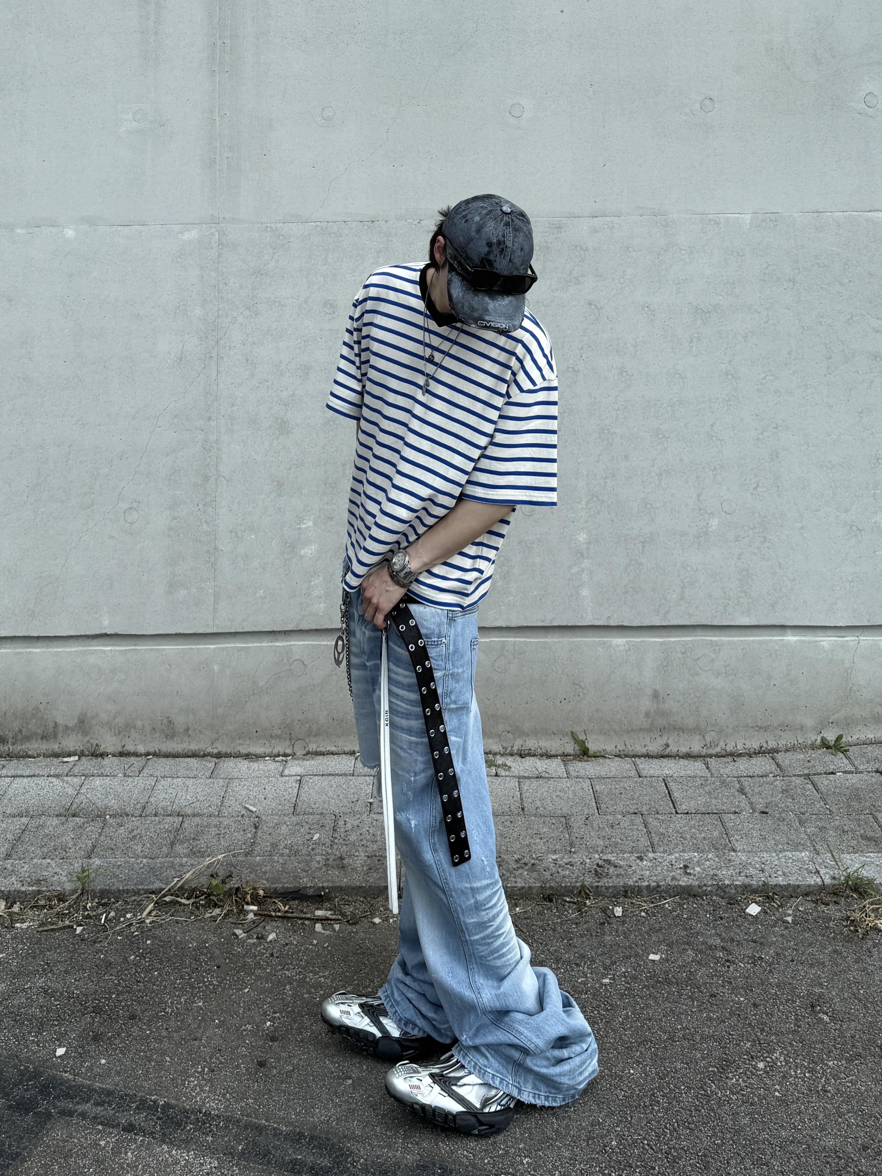 Nonnod Cropped V-neck T-shirt Blue stripe, Kamien x MJD Double Hole Belt Black Shearling Calfskin 착용 스타일 - 2