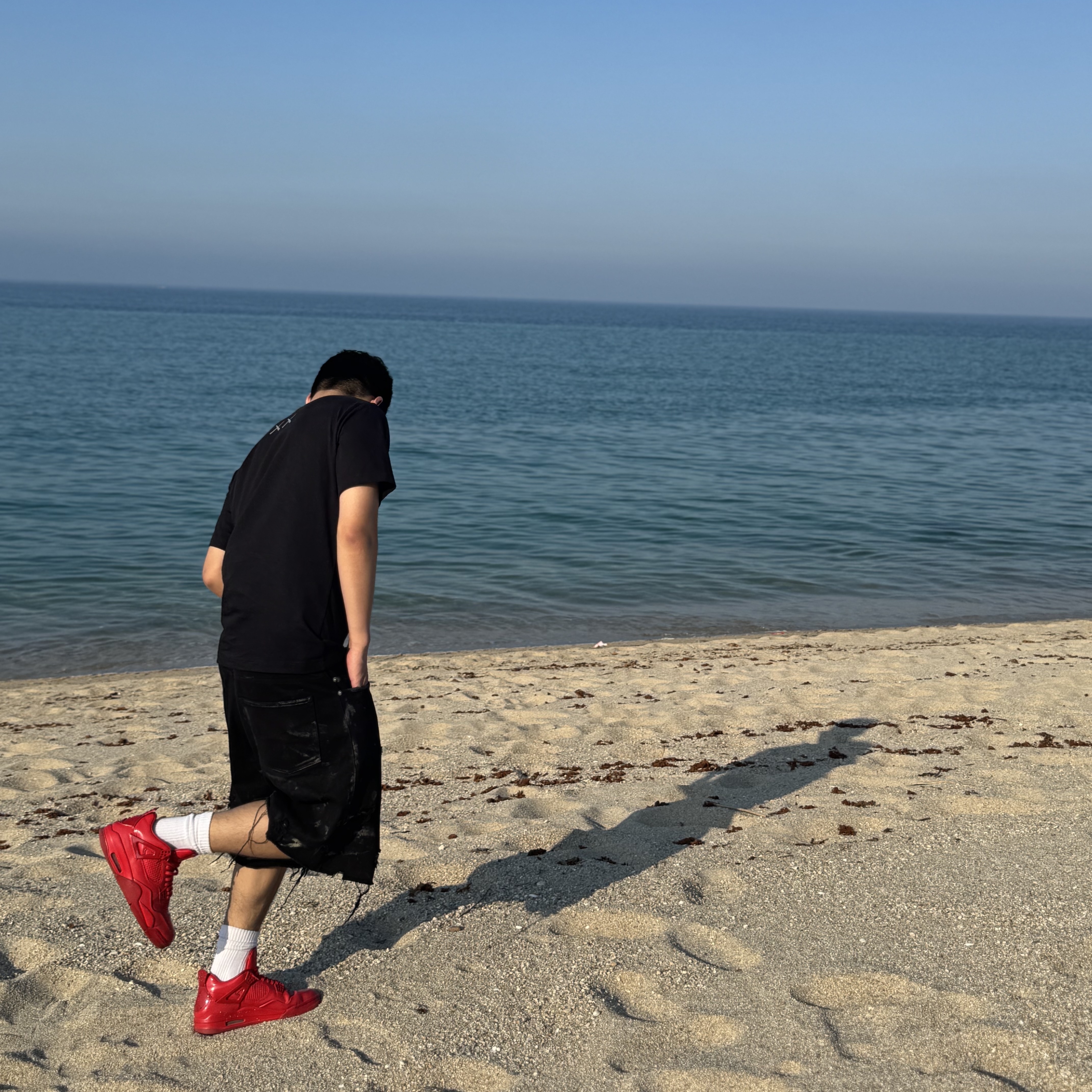 Jordan 4 Retro 11Lab4 Red, Uniqlo UT x Kaws Short Sleeve Graphic T-Shirt Black 착용 스타일