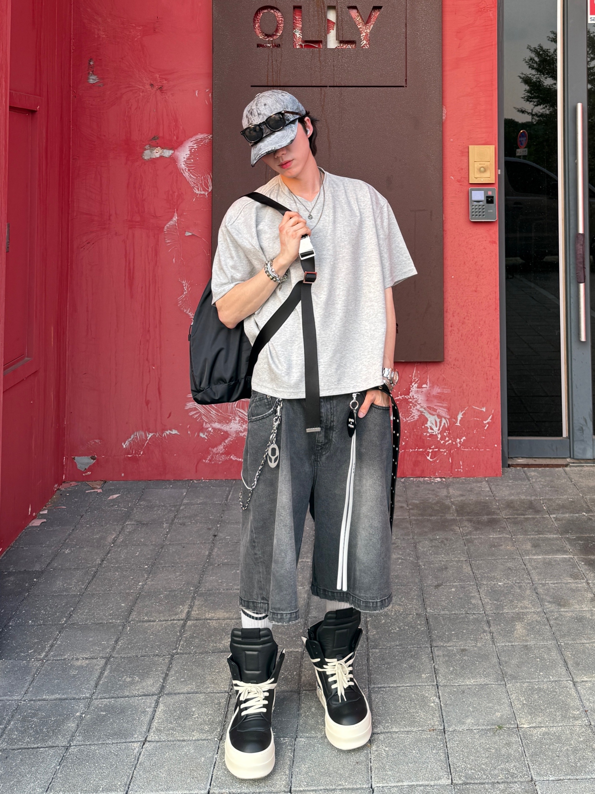 Nonnod Cropped V-Neck T-Shirt Grey, Rick Owens Hollywood Mega Bumper Geobasket in Full Grain Calf Leather Black Milk 착용 스타일 - 4
