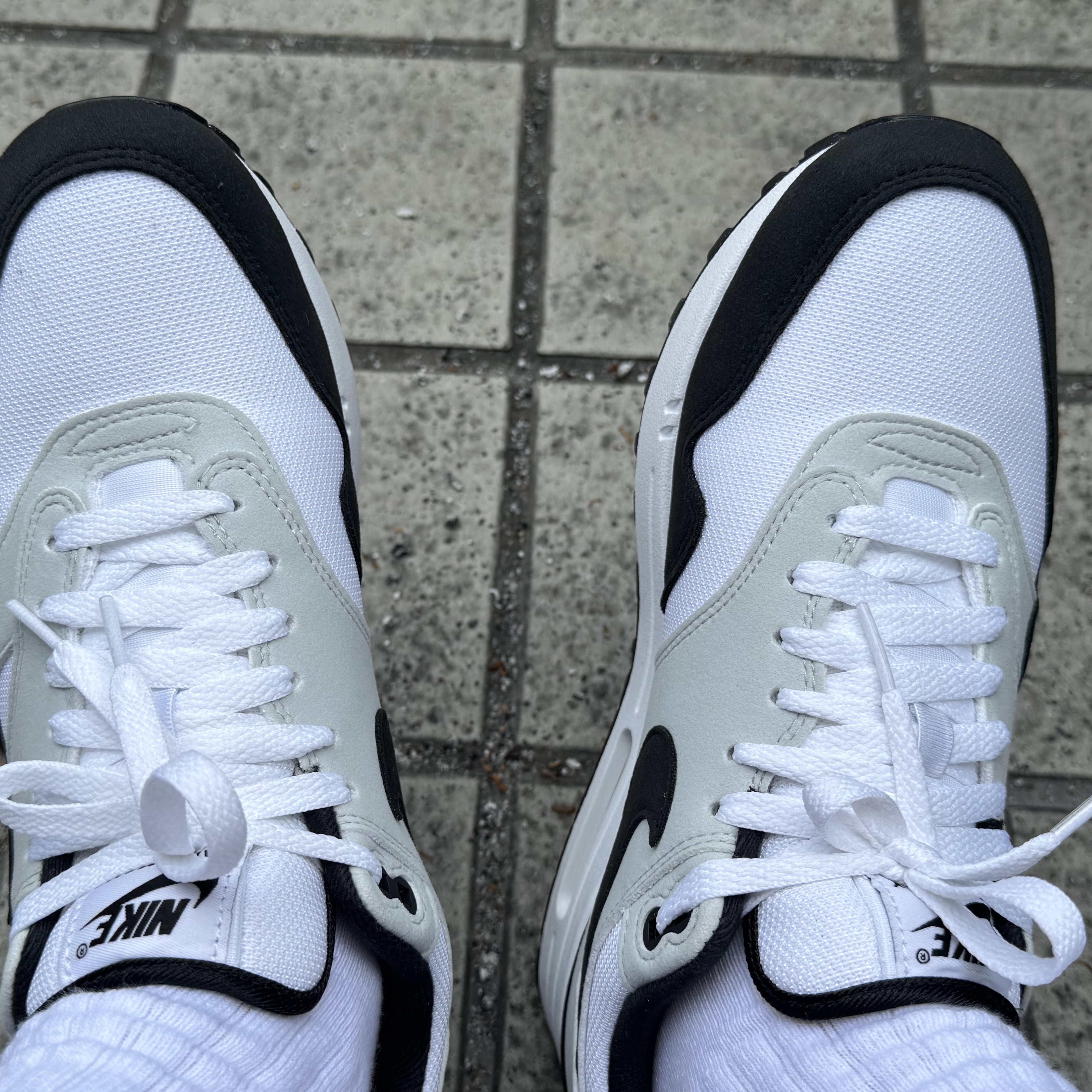 Nike Air Max 1 White Black 착용 스타일 - 2