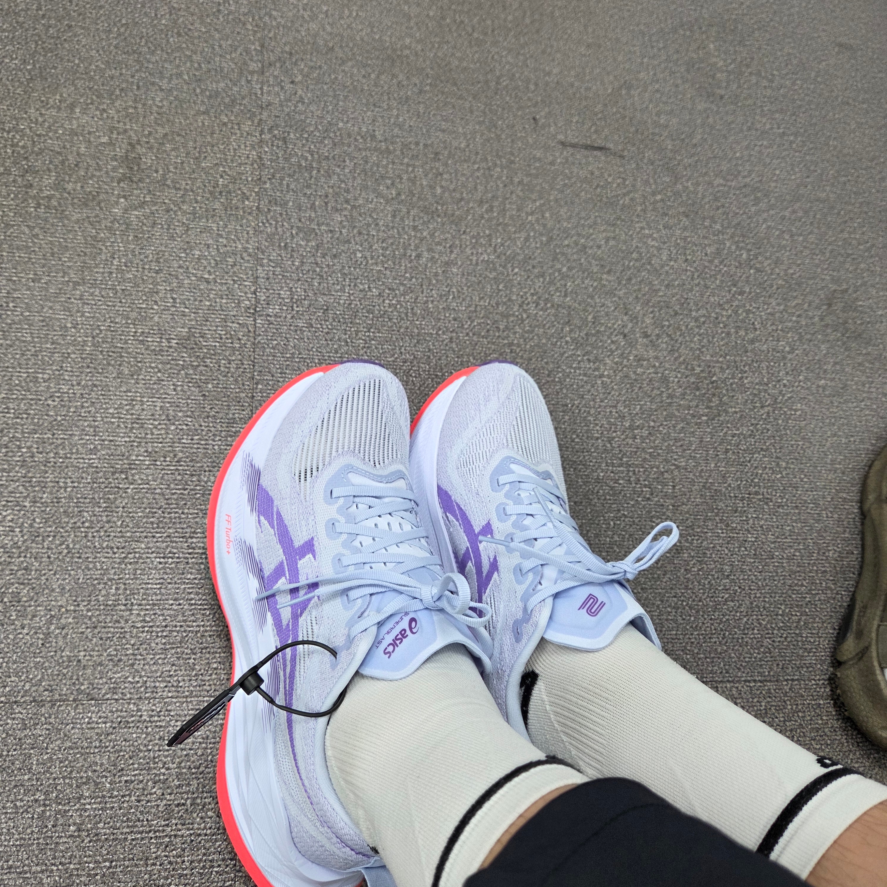 Asics Superblast 2 Blue Fade Edo Purple 착용 스타일 - 2