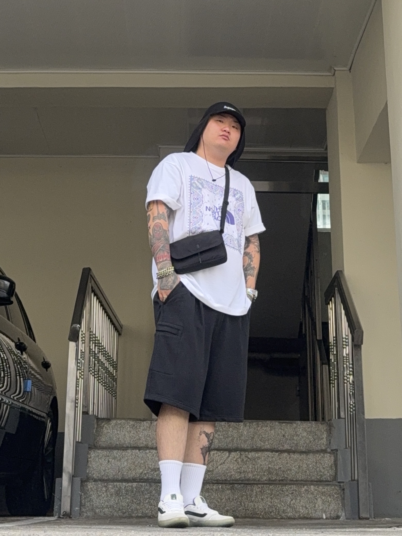 Supreme Mesh Sunshield Camp Cap Black - 24SS, The North Face Bandana S/S Round T-Shirt White - 25SS 착용 스타일