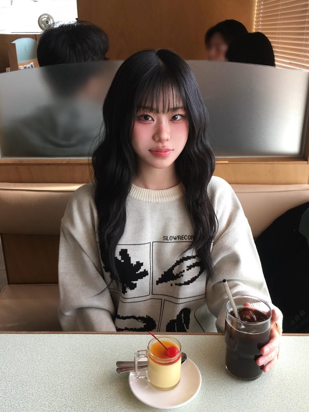 SLOW RECORD HOUSE Universe Logo Knit Ivory 착용 스타일 - 2