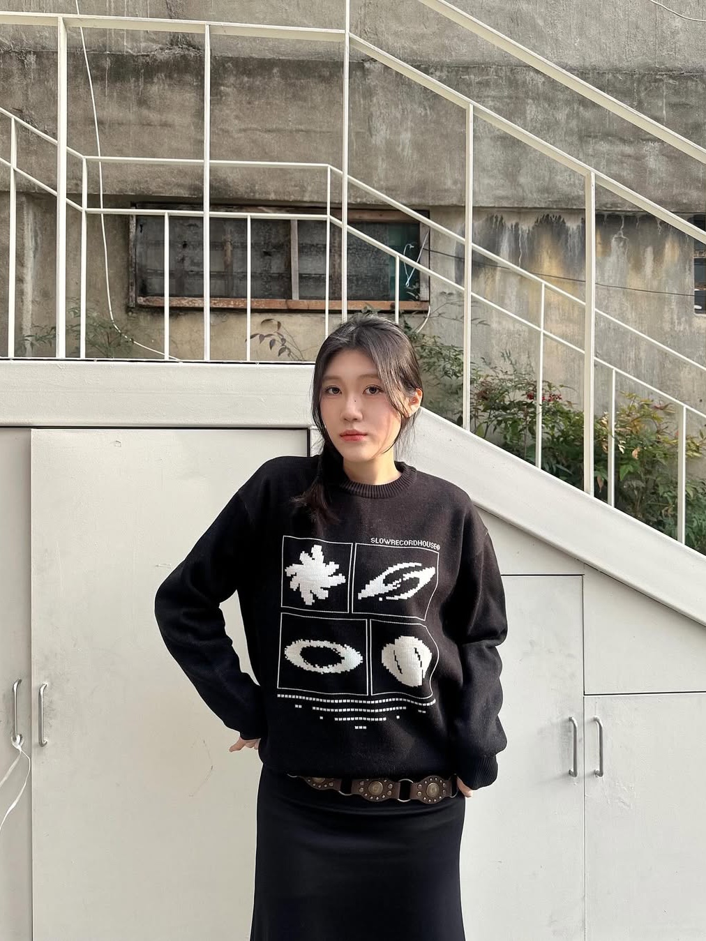 SLOW RECORD HOUSE Universe Logo Knit Black 착용 스타일 - 2