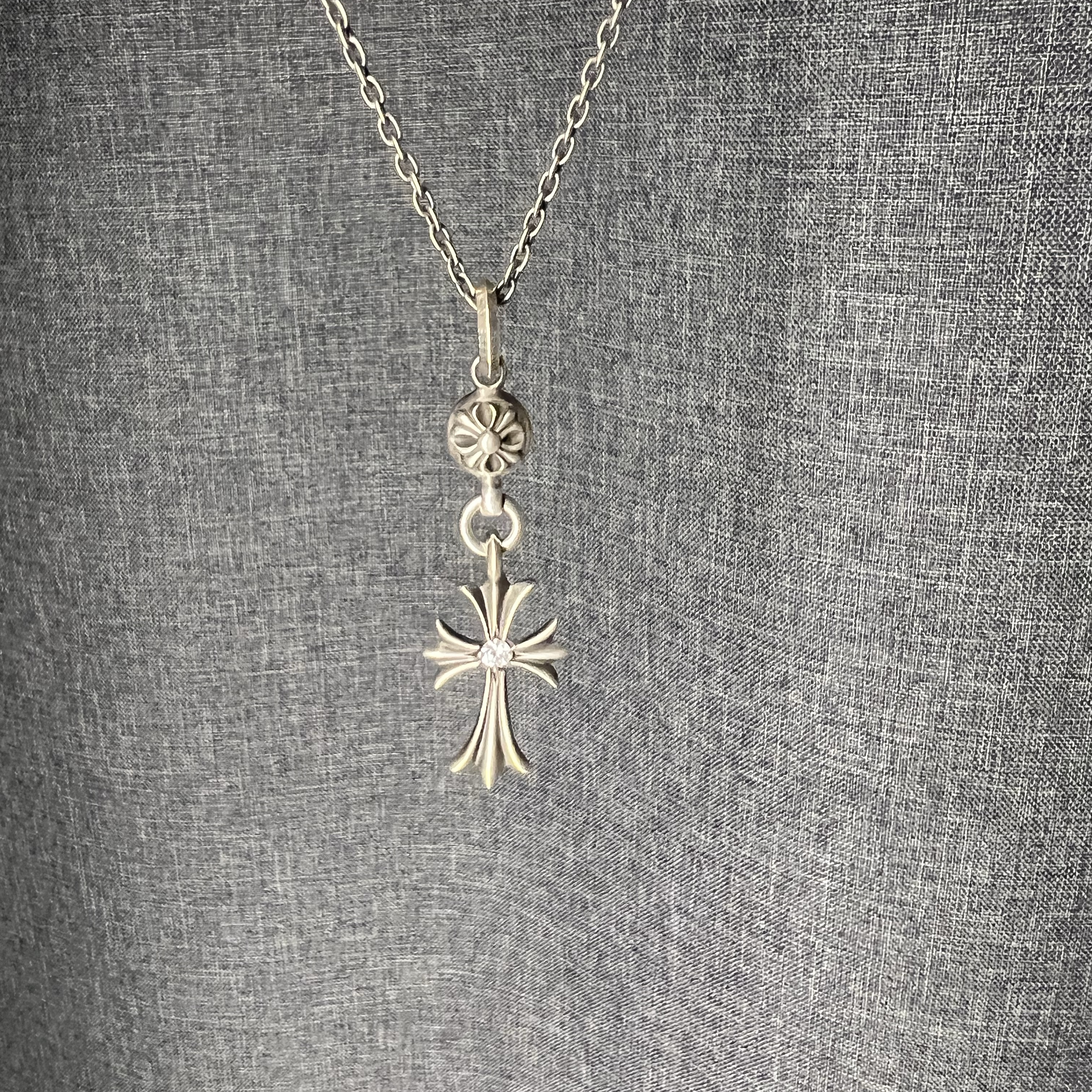 Hansroom Chrome Hearts ONE Ball Tiny Cross Charm 1P Dia 착용 스타일 - 2