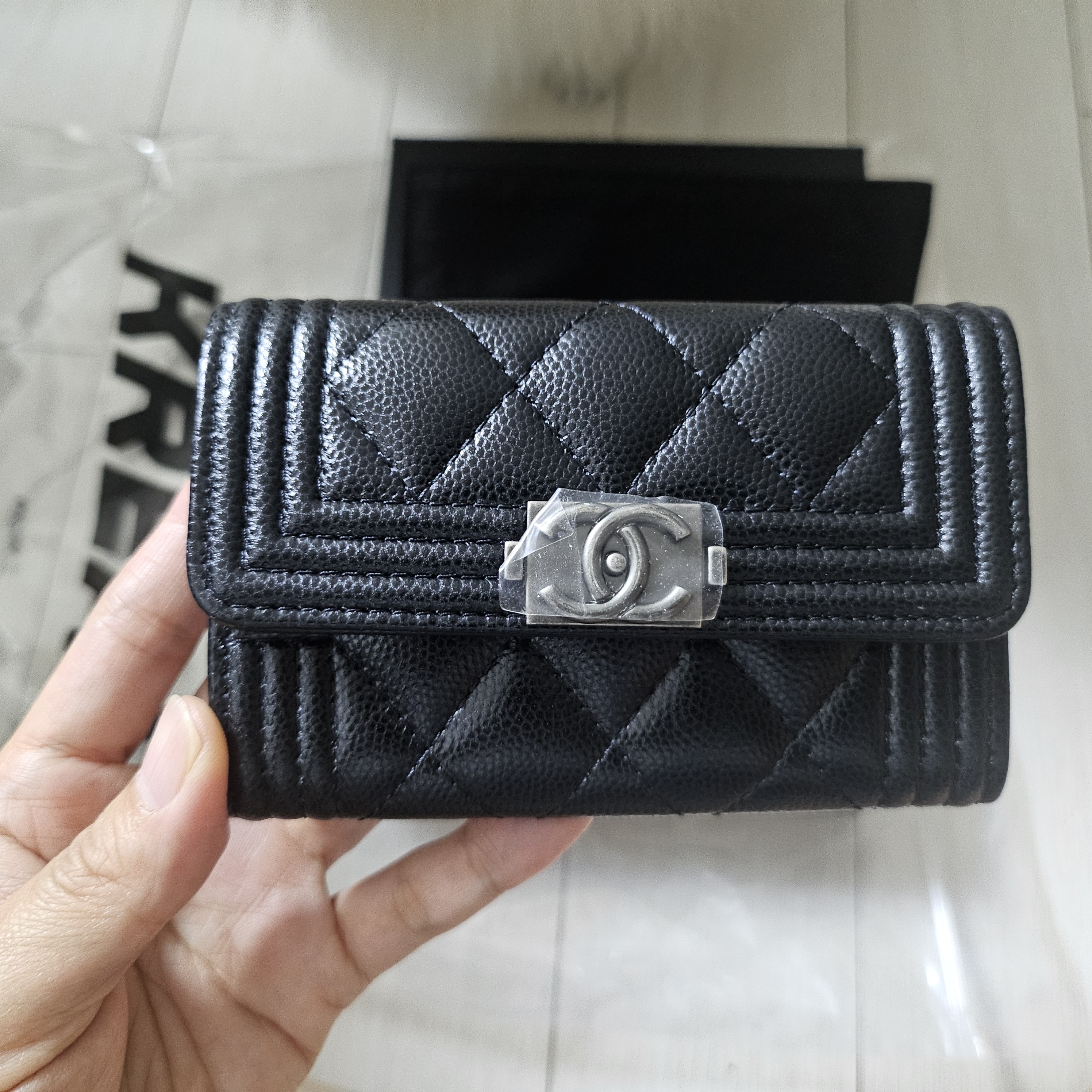 Chanel Boy Chanel Flap Card Holder Grained Calfskin & Ruthenium Black 착용 스타일 - 2